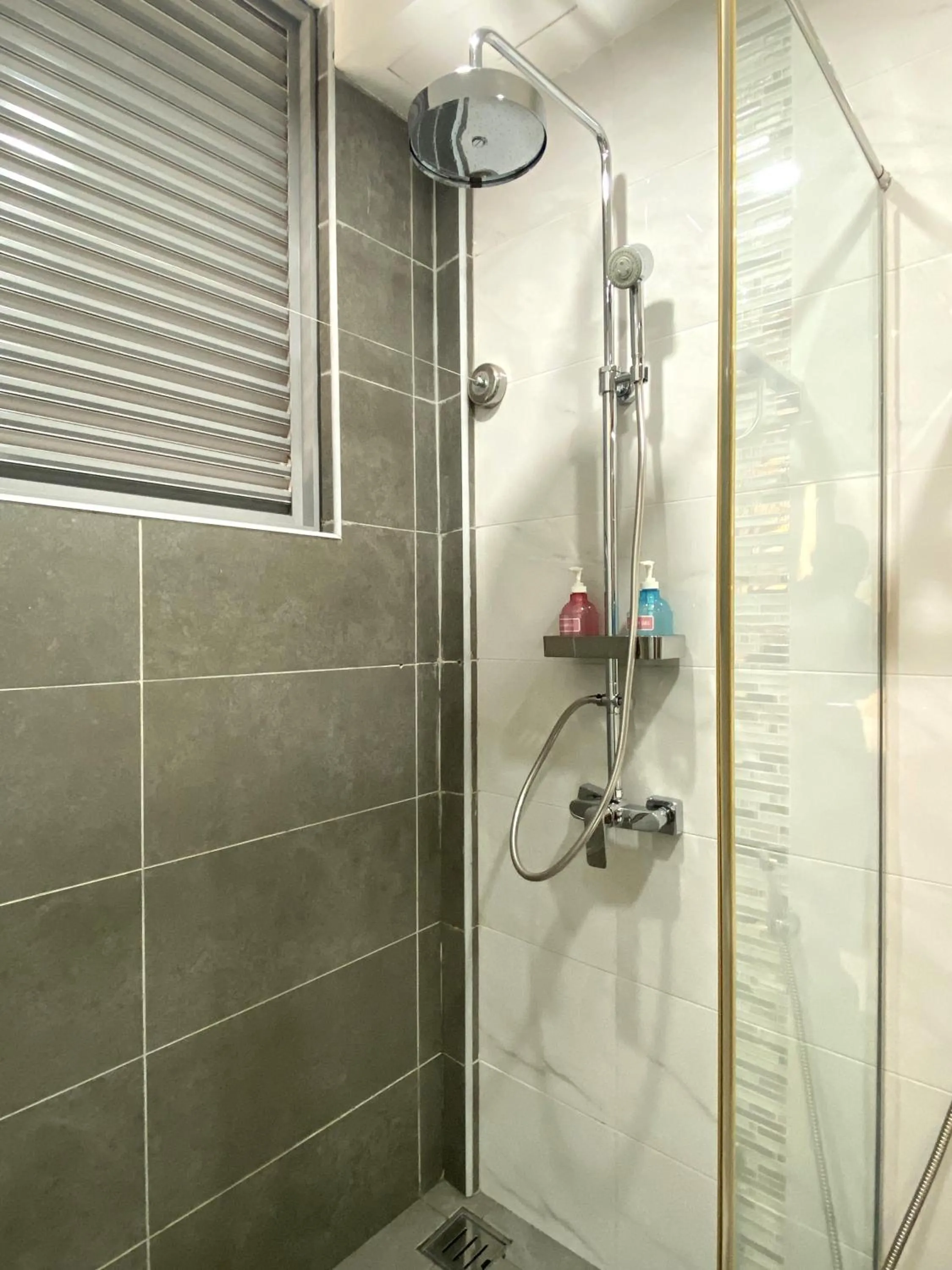 Shower in Paralian Hulhumale'