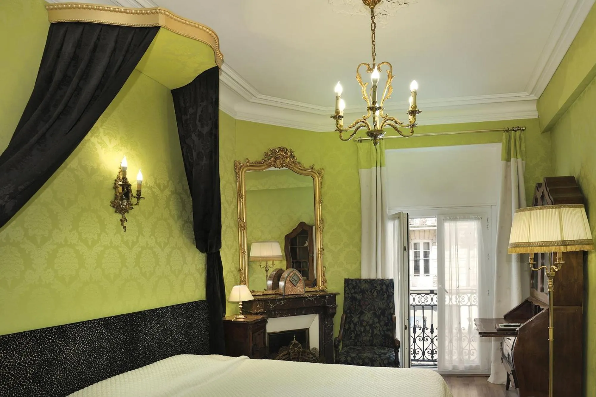 Bed in Hôtel de l'Abeille