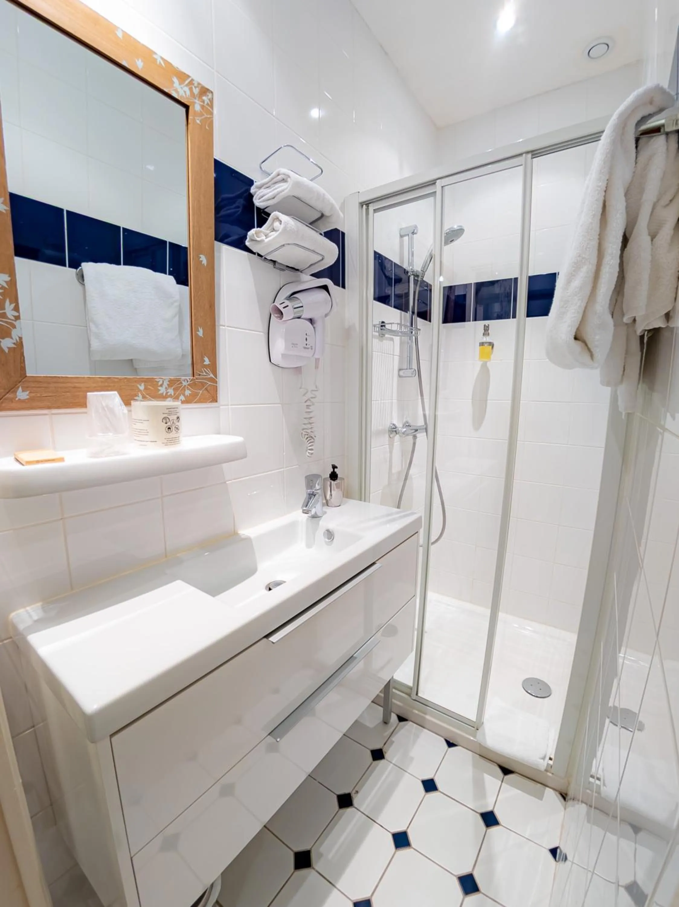 Bathroom in Hôtel de l'Abeille