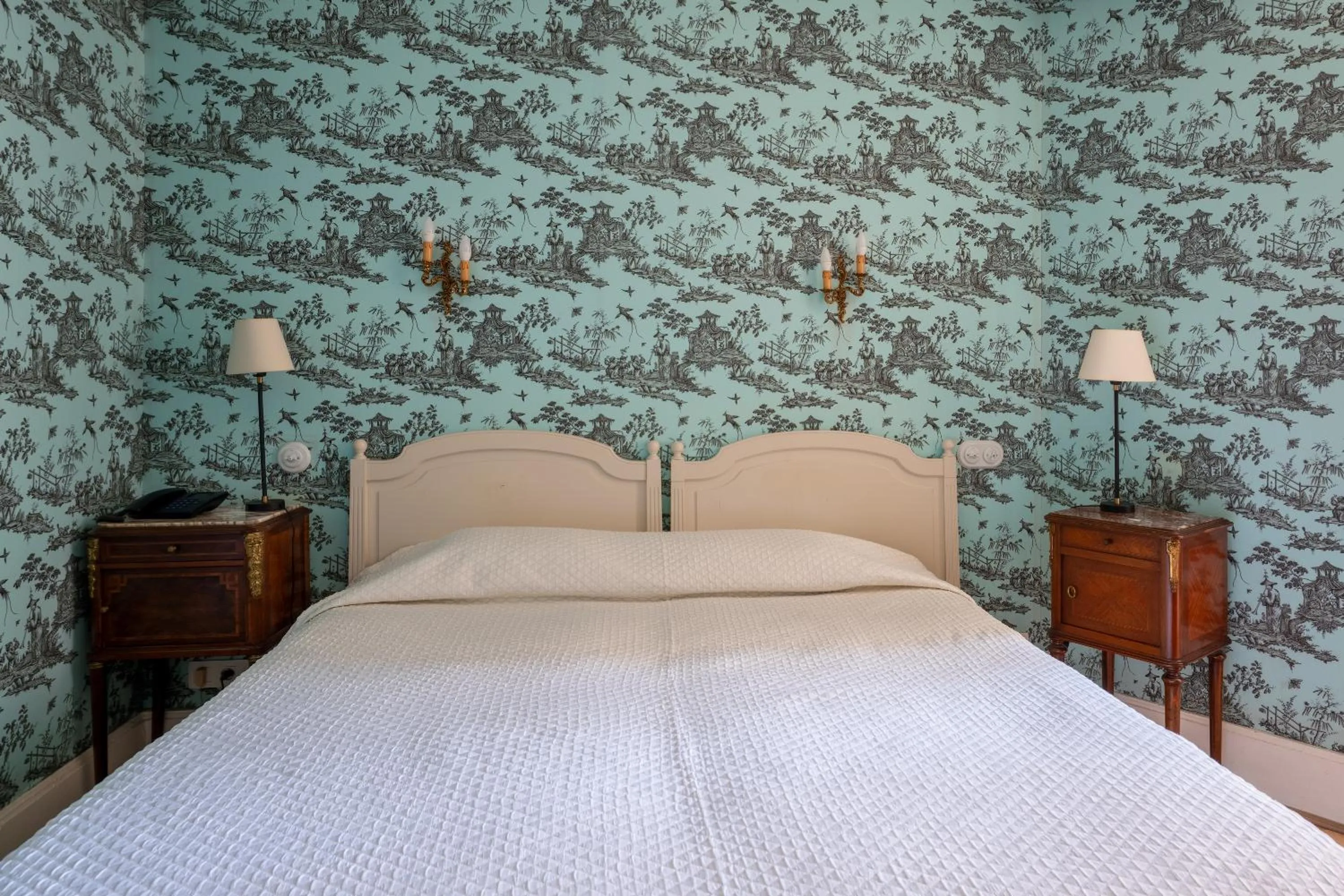 Bed in Hôtel de l'Abeille