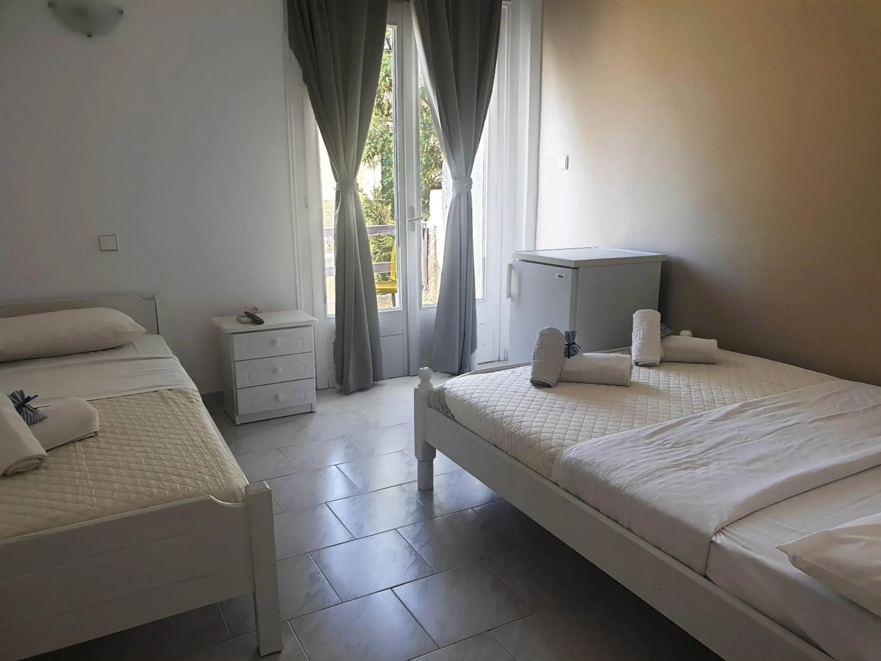 Basic Triple Room in Syros Holidays Basic Triple Room in Syros Holidays