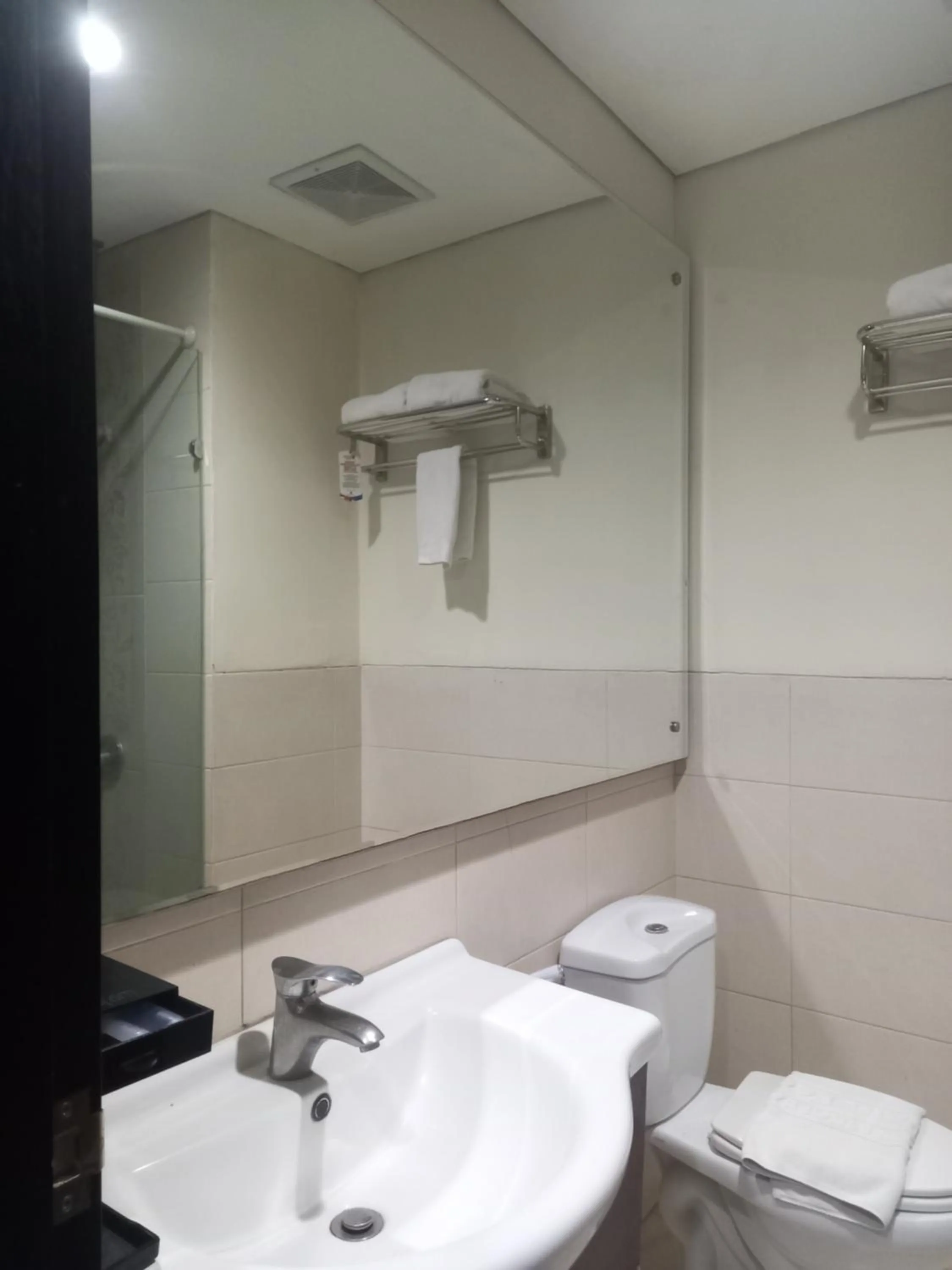 Bathroom in Hotel Dafam Pekalongan