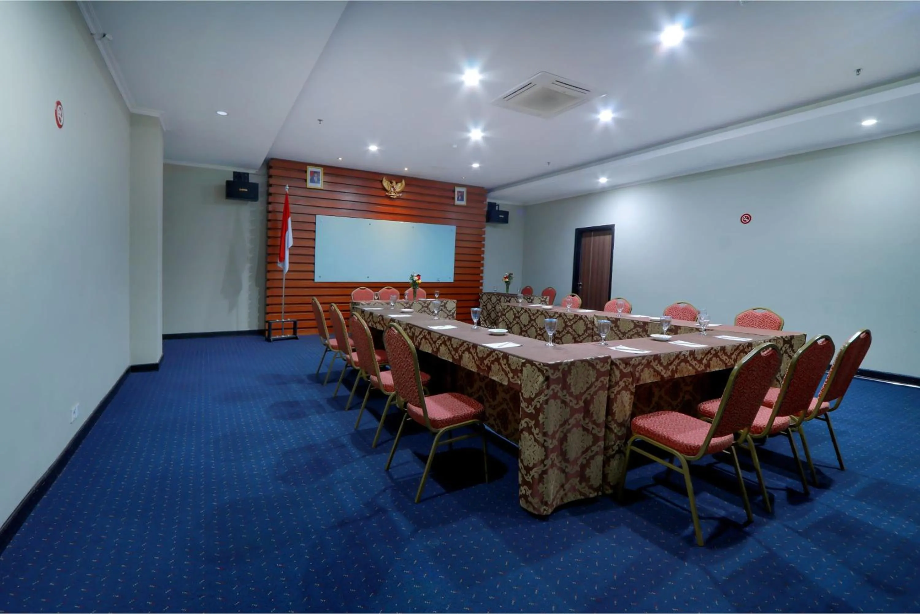 Meeting/conference room in Hotel Dafam Pekalongan