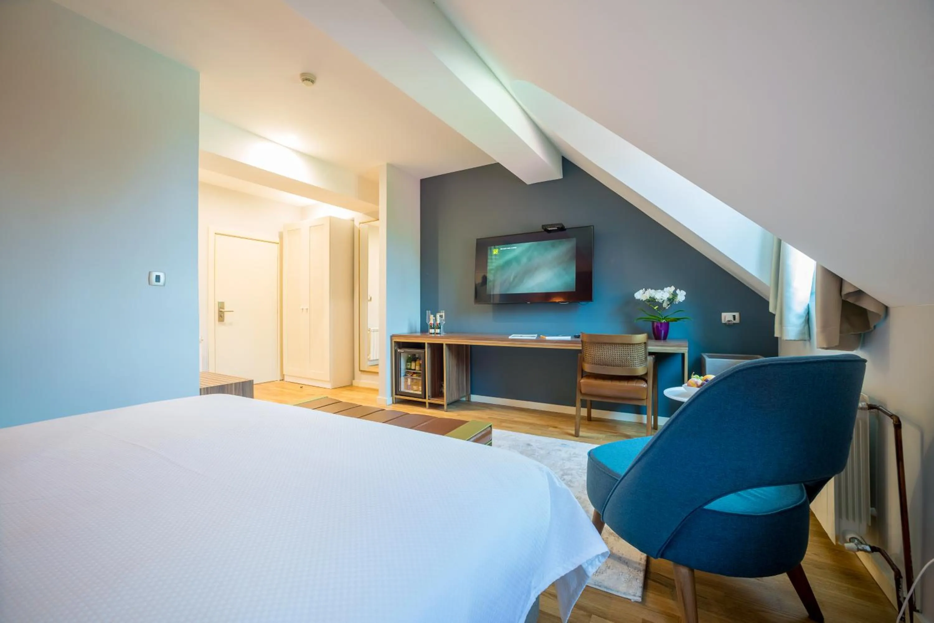 Communal lounge/ TV room, Bed in Ski Hotel