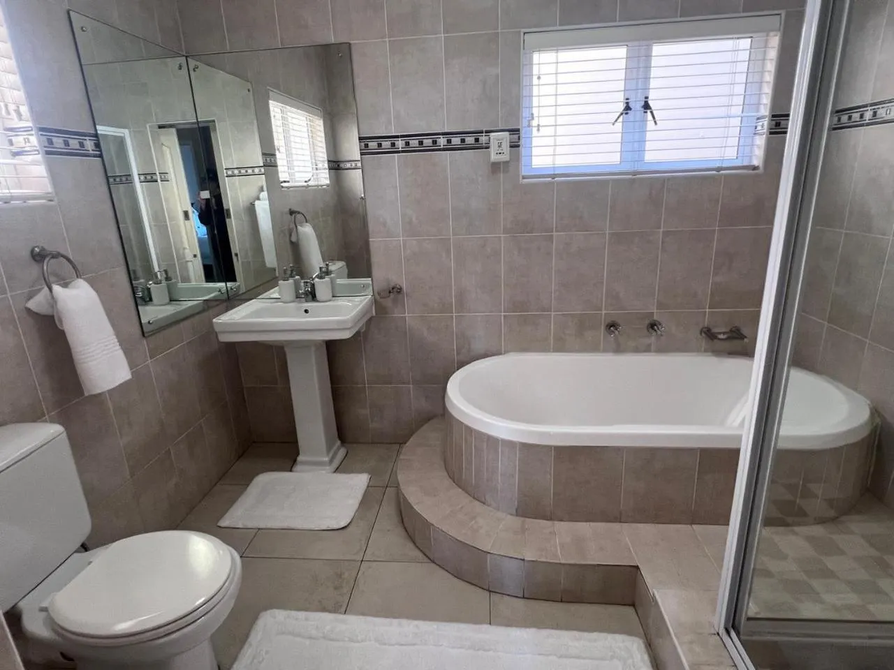 Bathroom in Seaview Manor Exquisite Bed & Breakfast