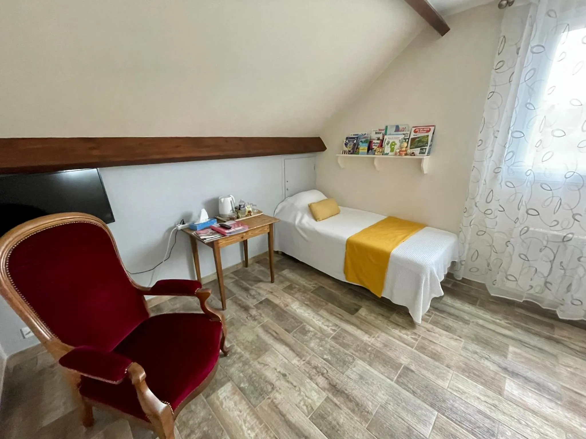 Photo of the whole room in Au Nom des Dames, Maison et Table d'Hôtes, près de Chenonceau et du Zoo de Beauval