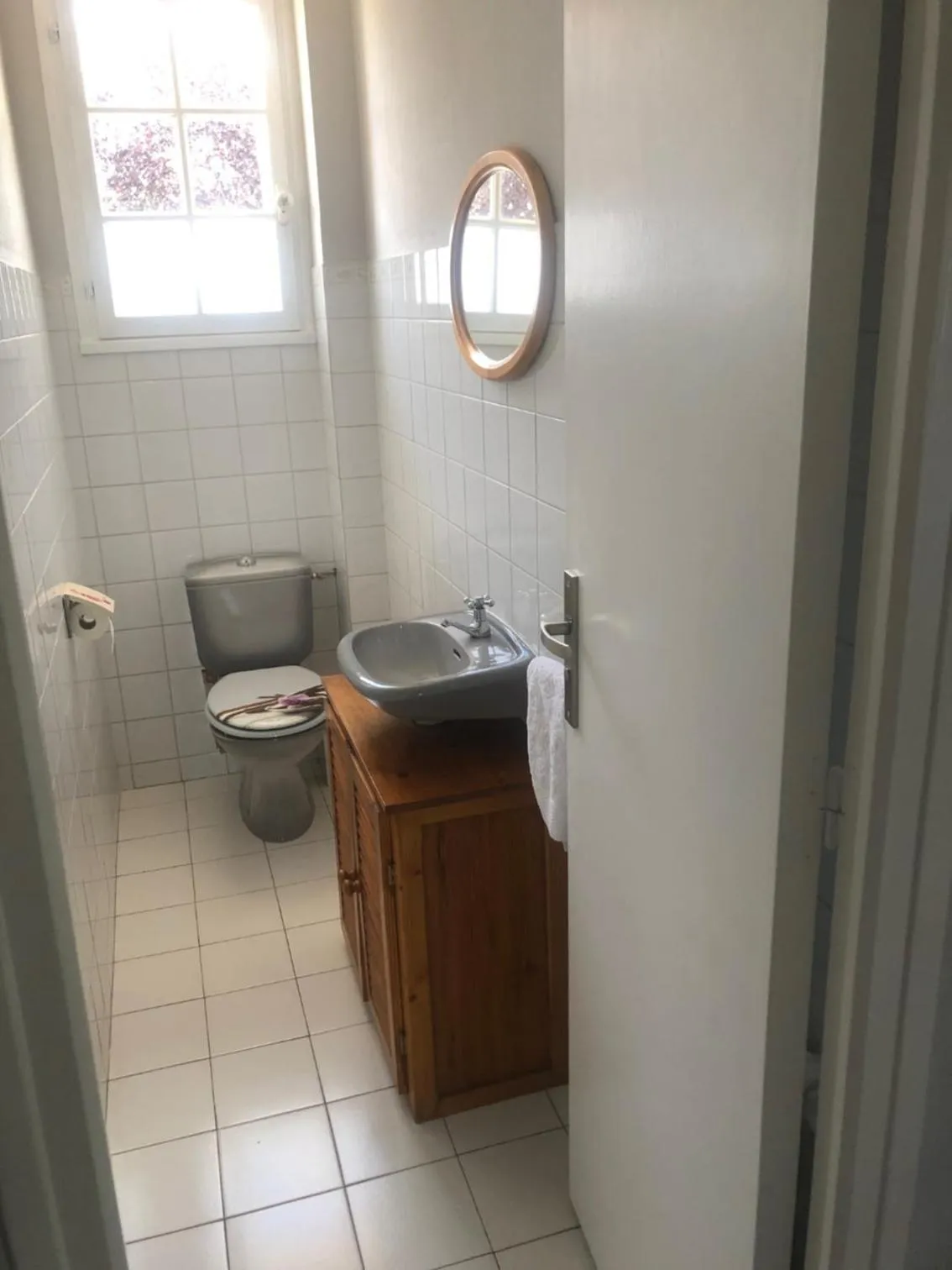 Toilet in Au Nom des Dames, Maison et Table d'Hôtes, près de Chenonceau et du Zoo de Beauval