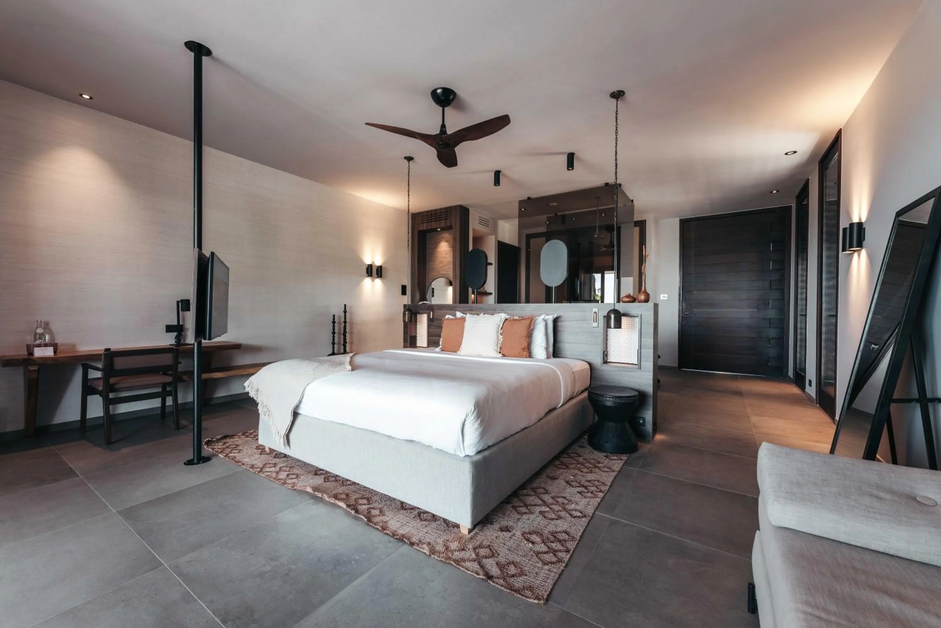 Bathroom, Bed in Kontiki Beach Resort