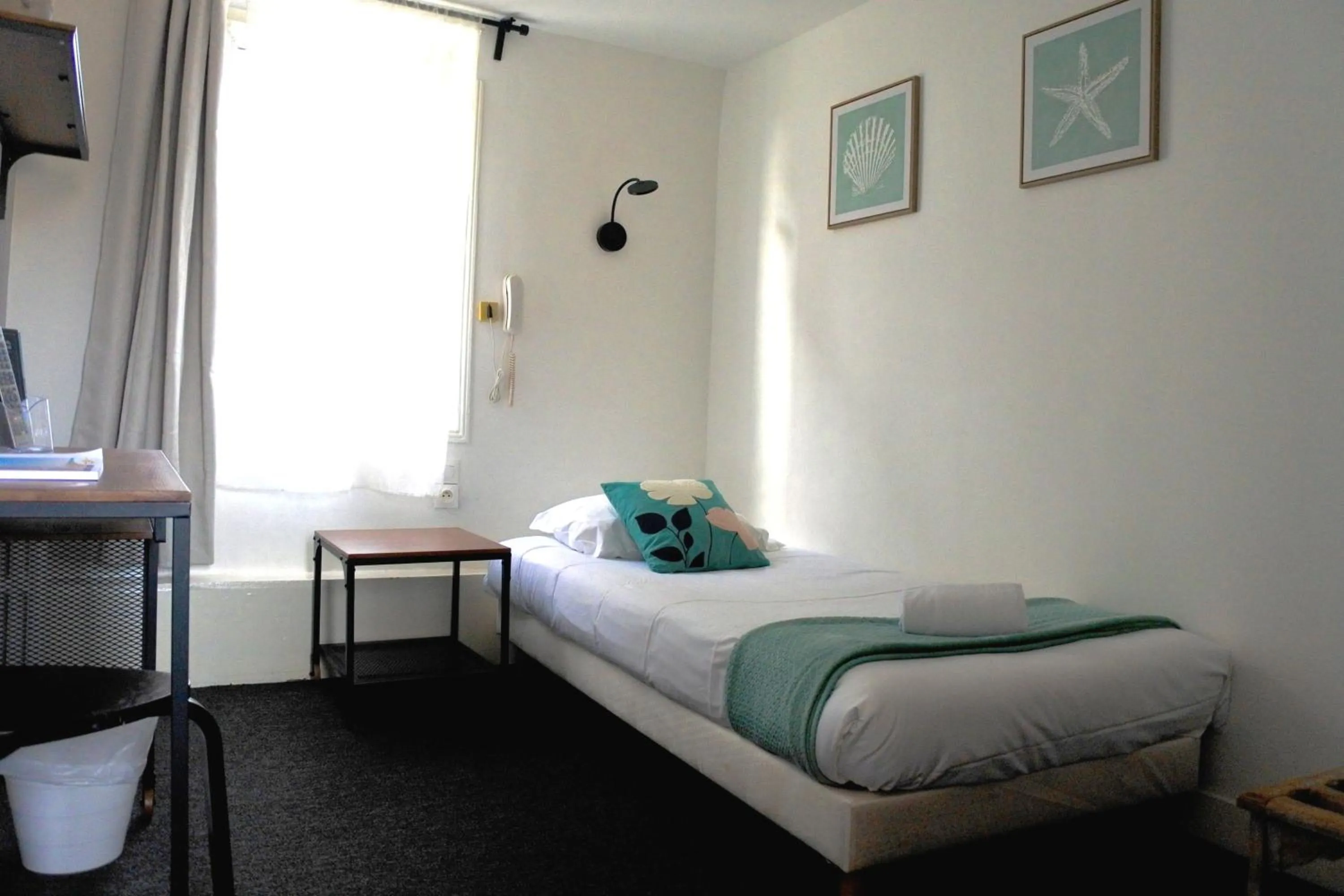 Bedroom, Bed in Hôtel L'Estran