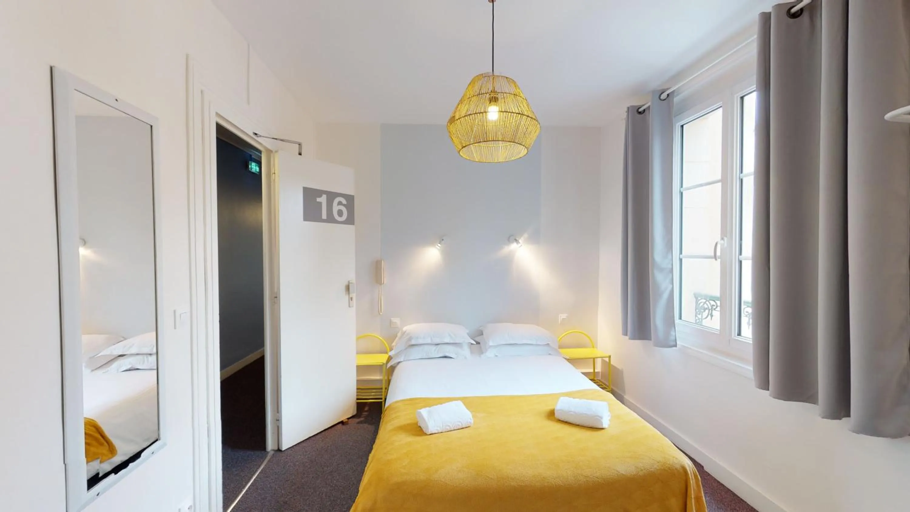 Bed in Hôtel L'Estran