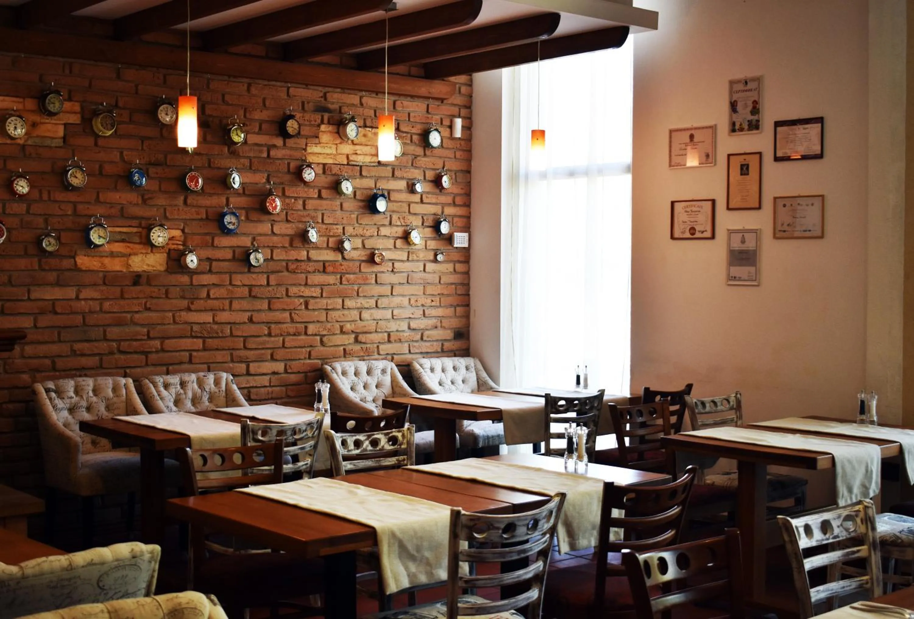 Restaurant/places to eat in Hotel Orehite-G