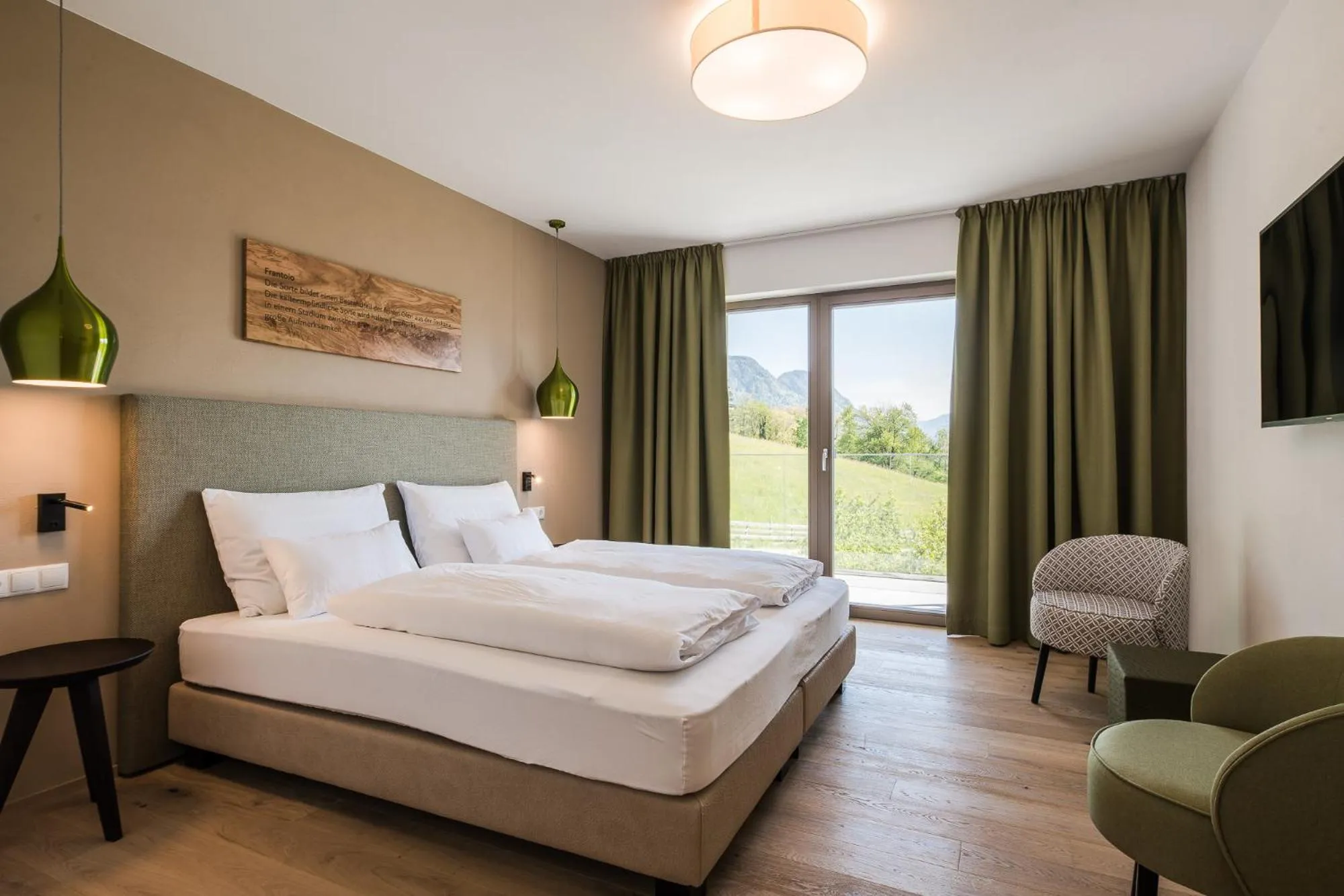 Photo of the whole room, Bed in Oliven- & Genusshotel Hirzer