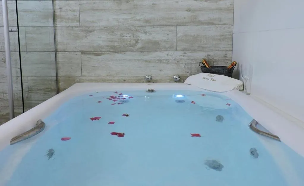 Hot Tub in Hotel Serra Vista