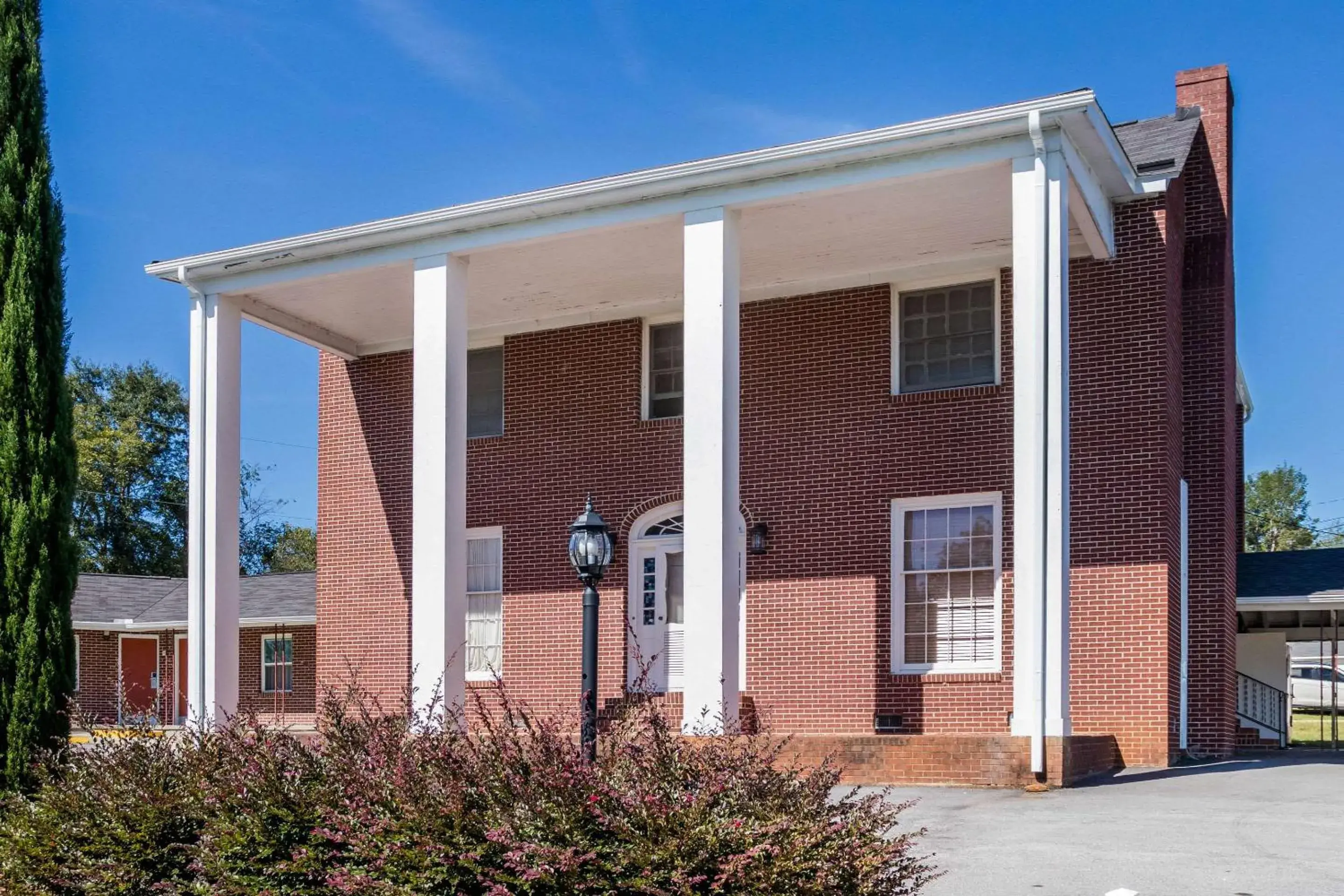 Property building in Rodeway Inn & Suites Walhalla Property building in Rodeway Inn & Suites Walhalla