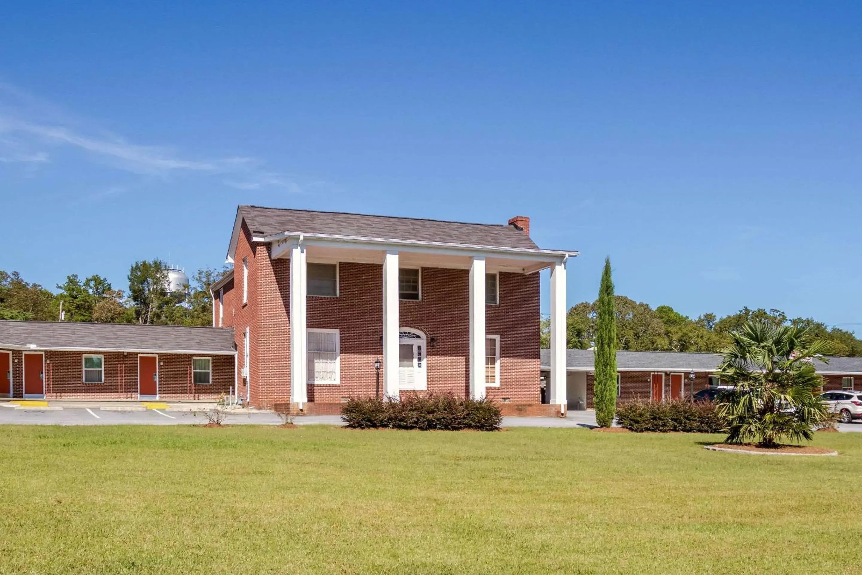 Property building in Rodeway Inn & Suites Walhalla Property building in Rodeway Inn & Suites Walhalla