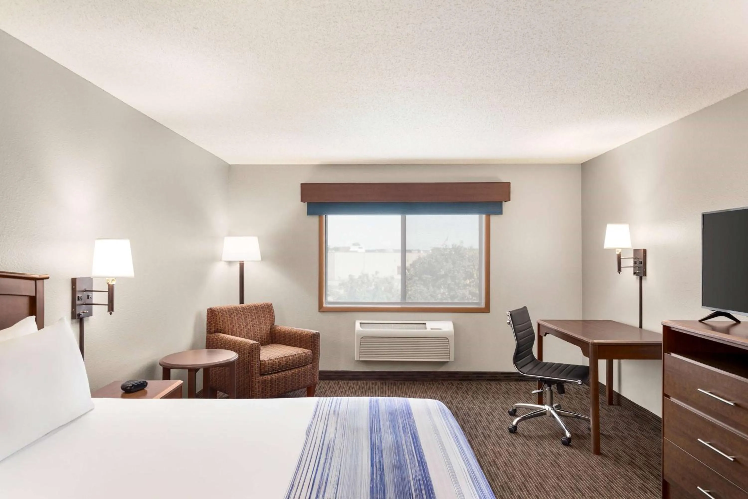Photo of the whole room, Bed in AmericInn by Wyndham Sauk Centre