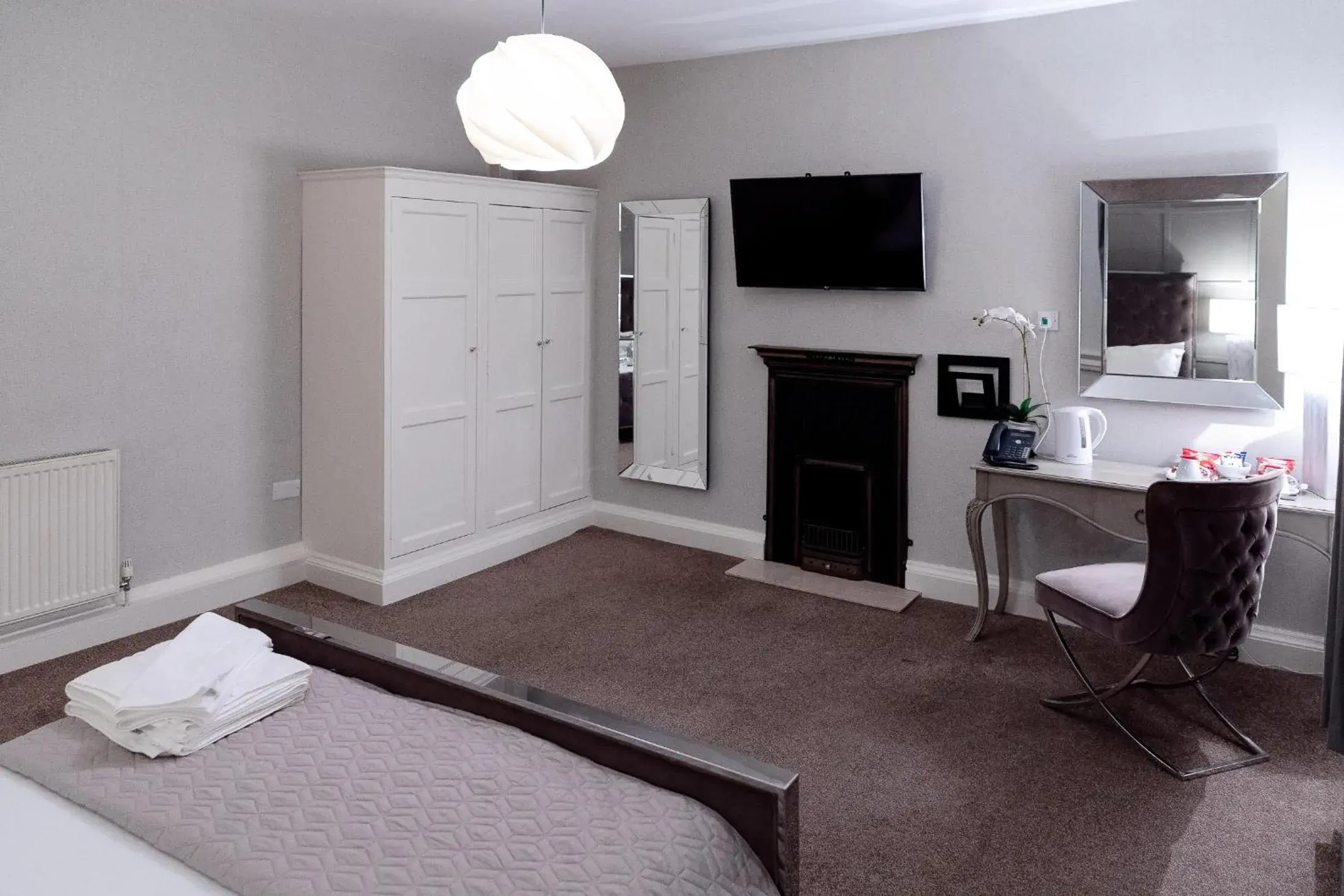 Bedroom, TV/Entertainment Center in The City Rooms