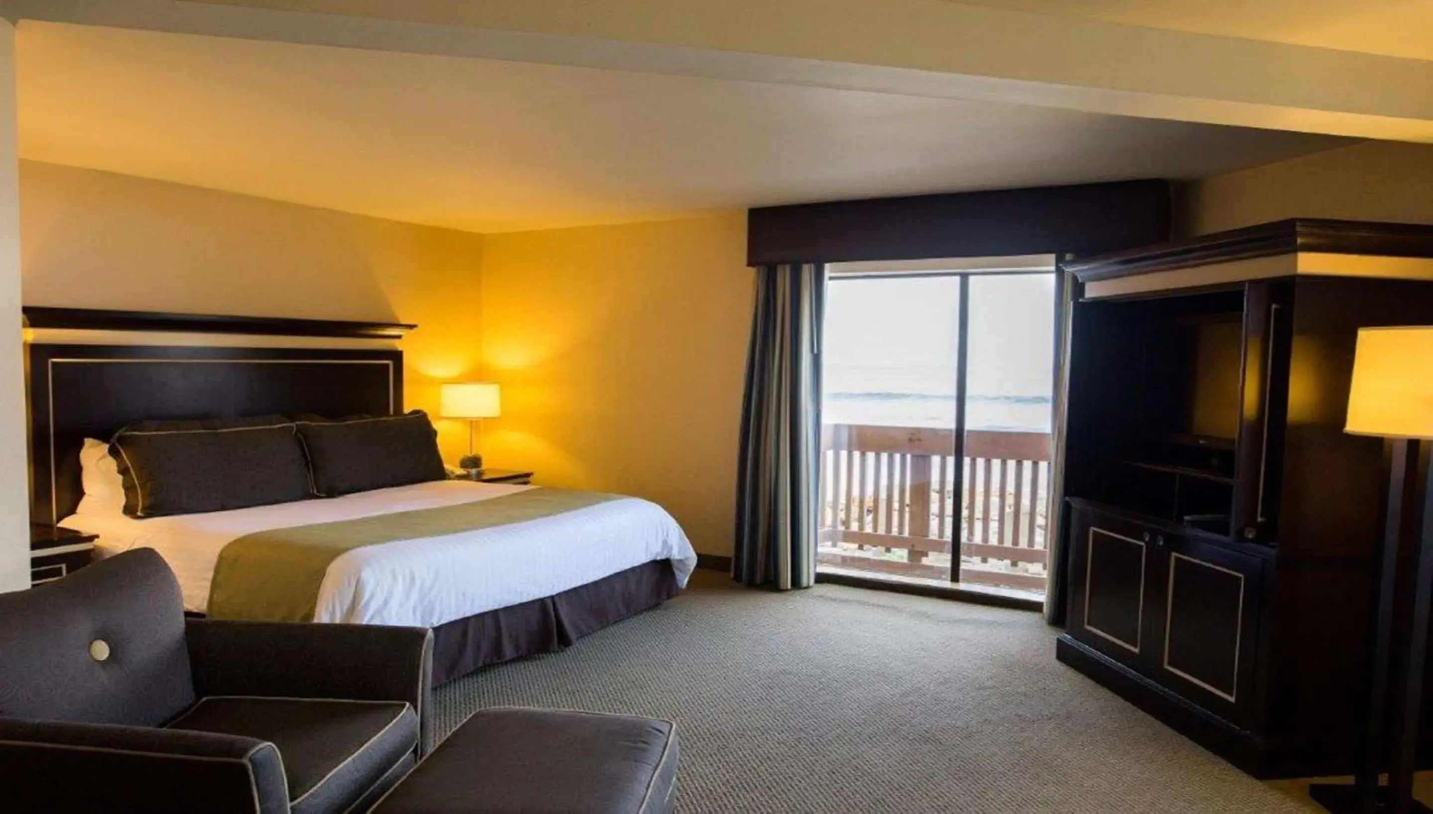 Bed in Pacifica Lighthouse Hotel Trademark Collection by Wyndham Bed in Pacifica Lighthouse Hotel Trademark Collection by Wyndham