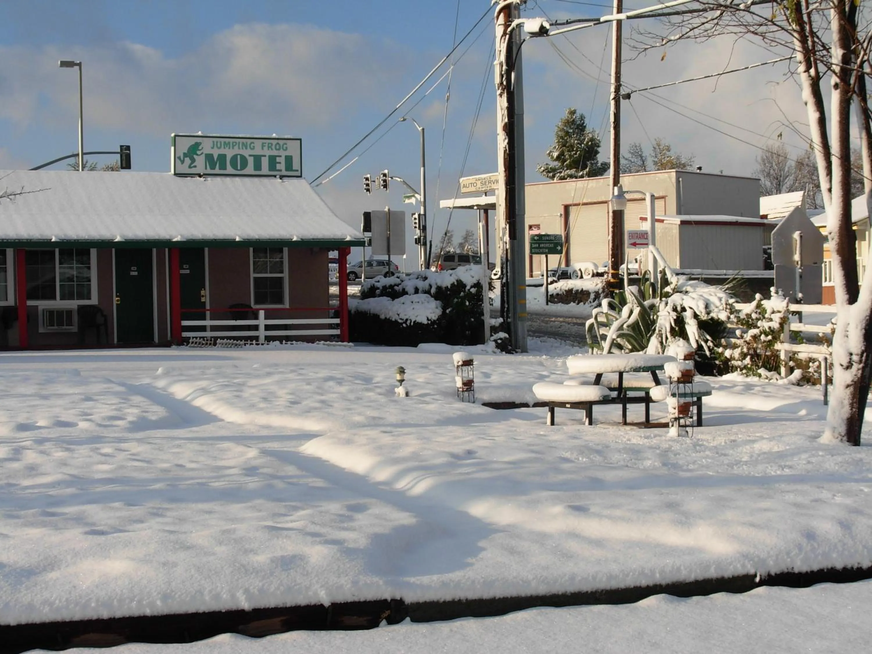 Day in Jumping Frog Motel