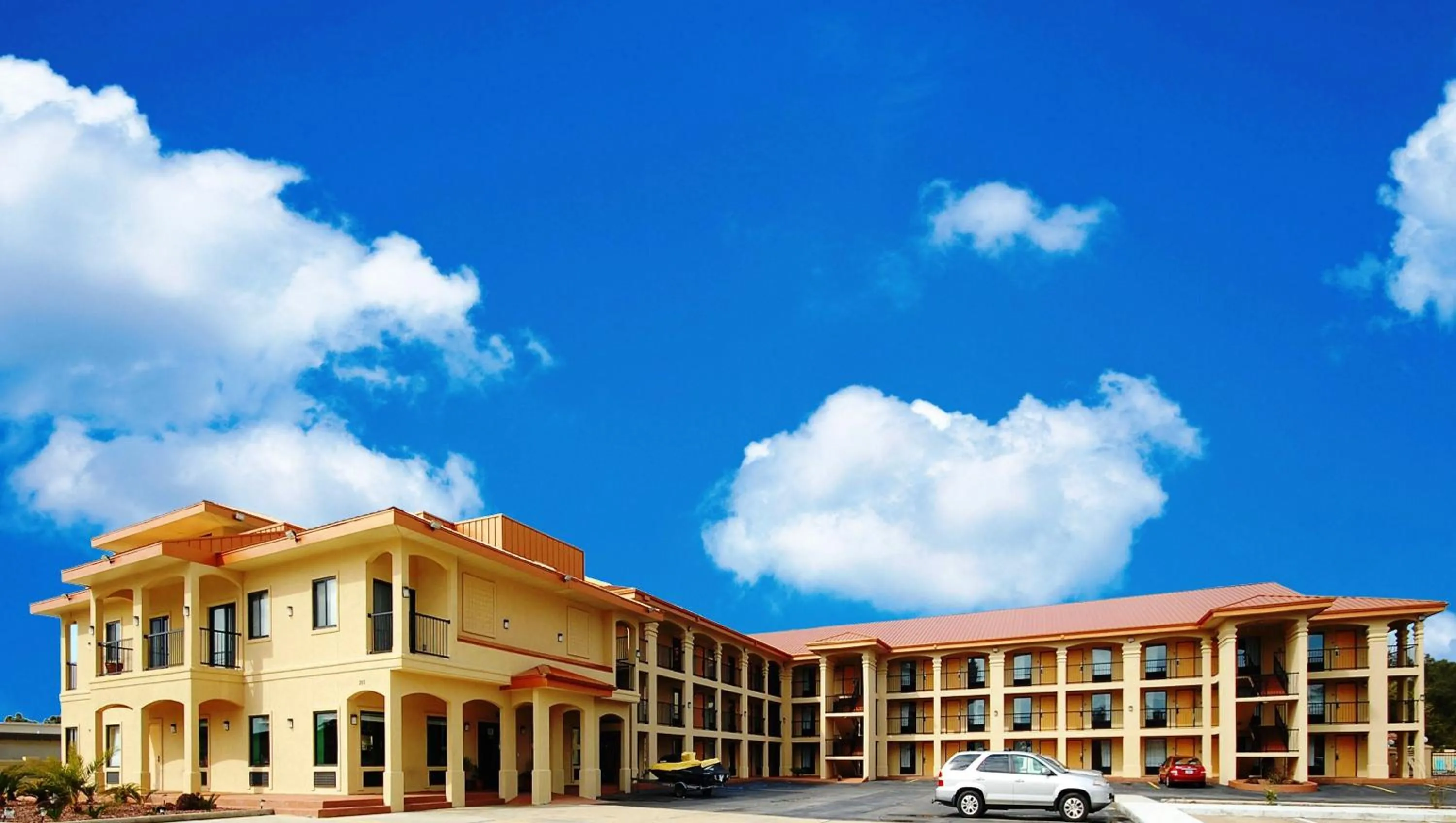 Facade/entrance in Fairway Inn