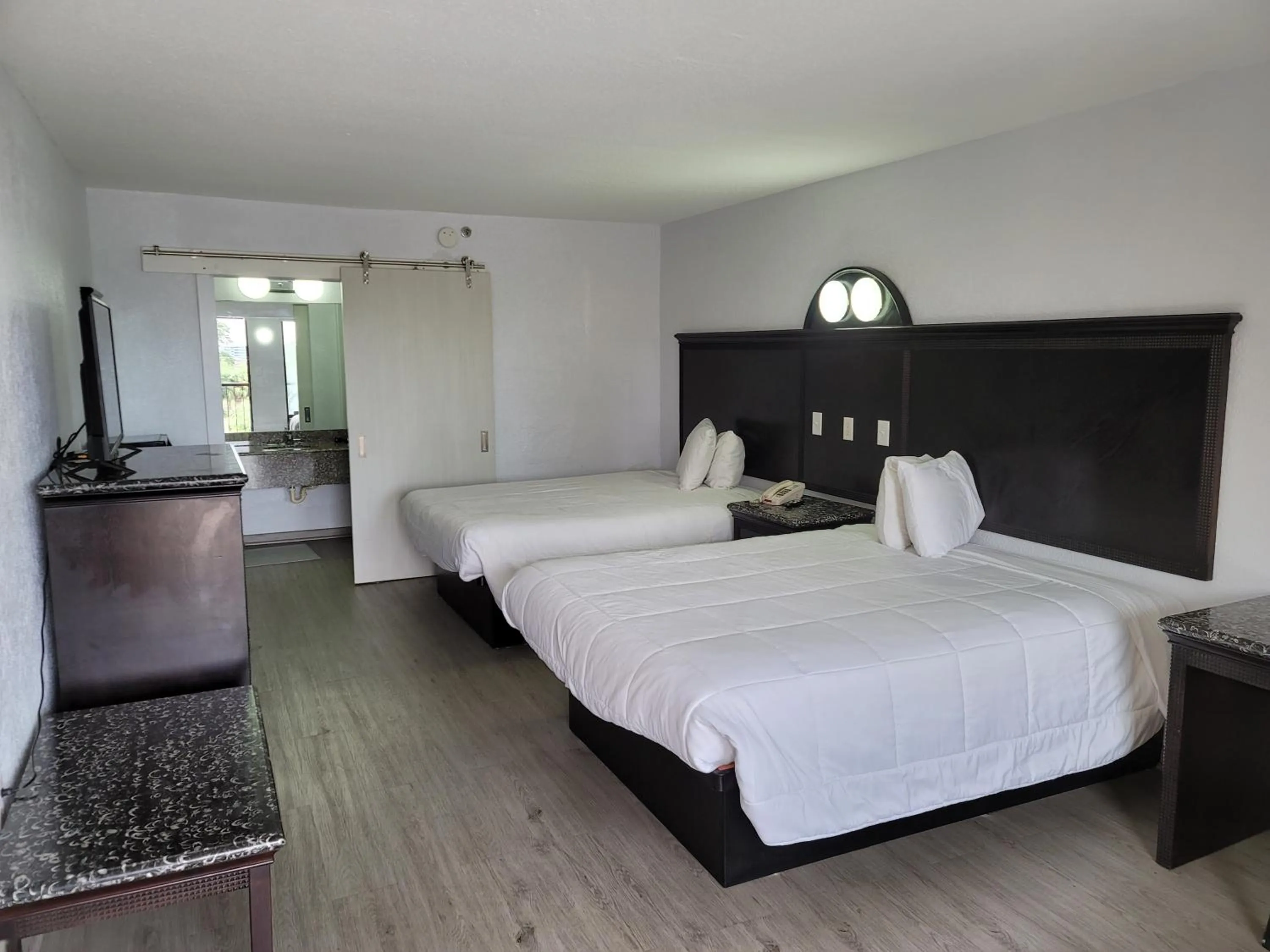 Property building, Bed in Fairway Inn