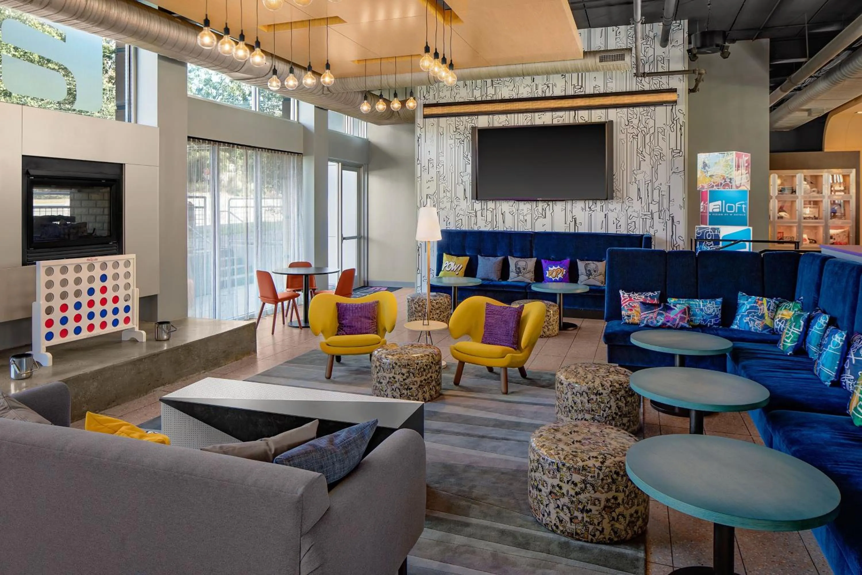 Lounge or bar in Aloft Chapel Hill