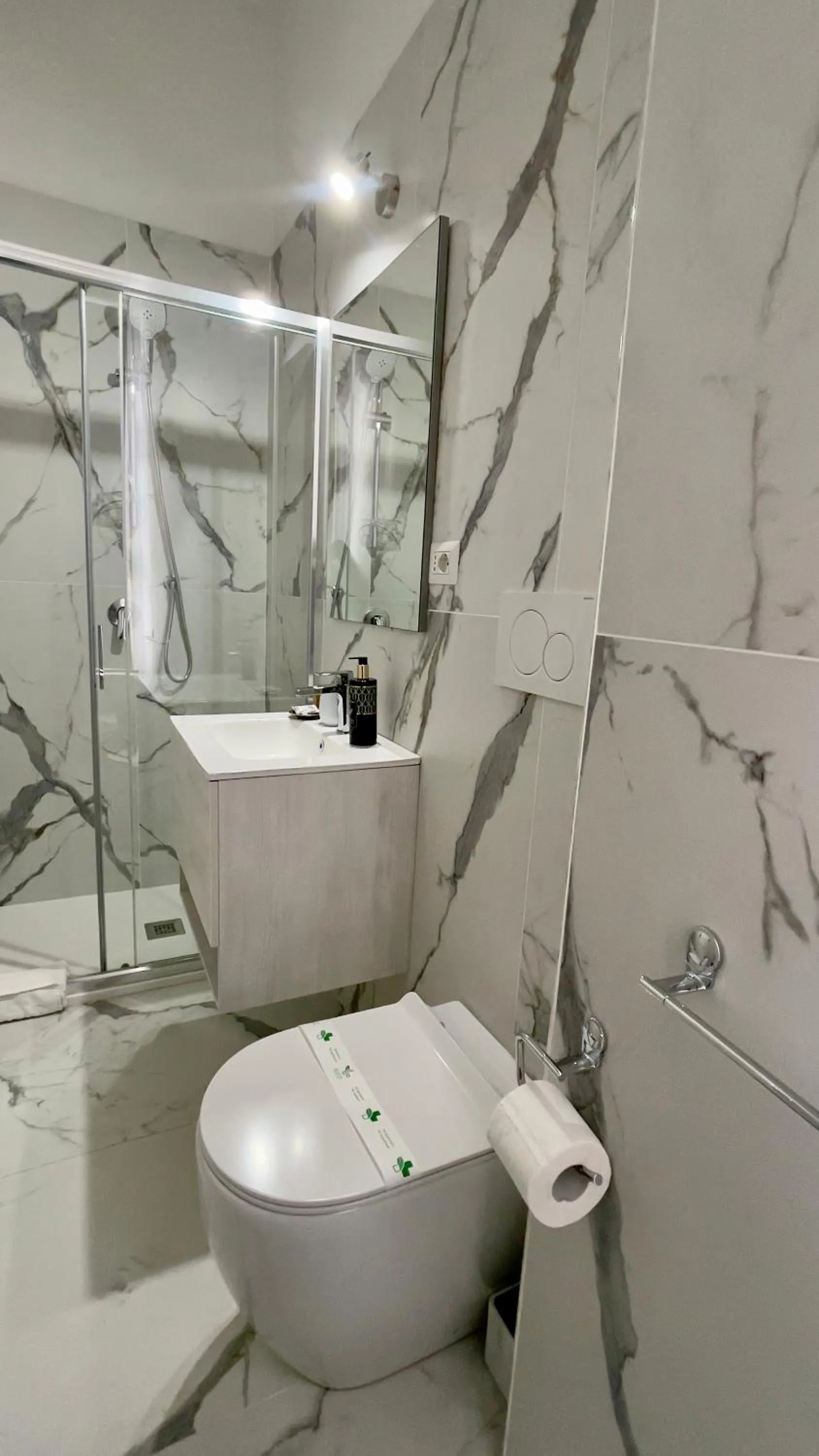 Shower in Suitedream Vatican