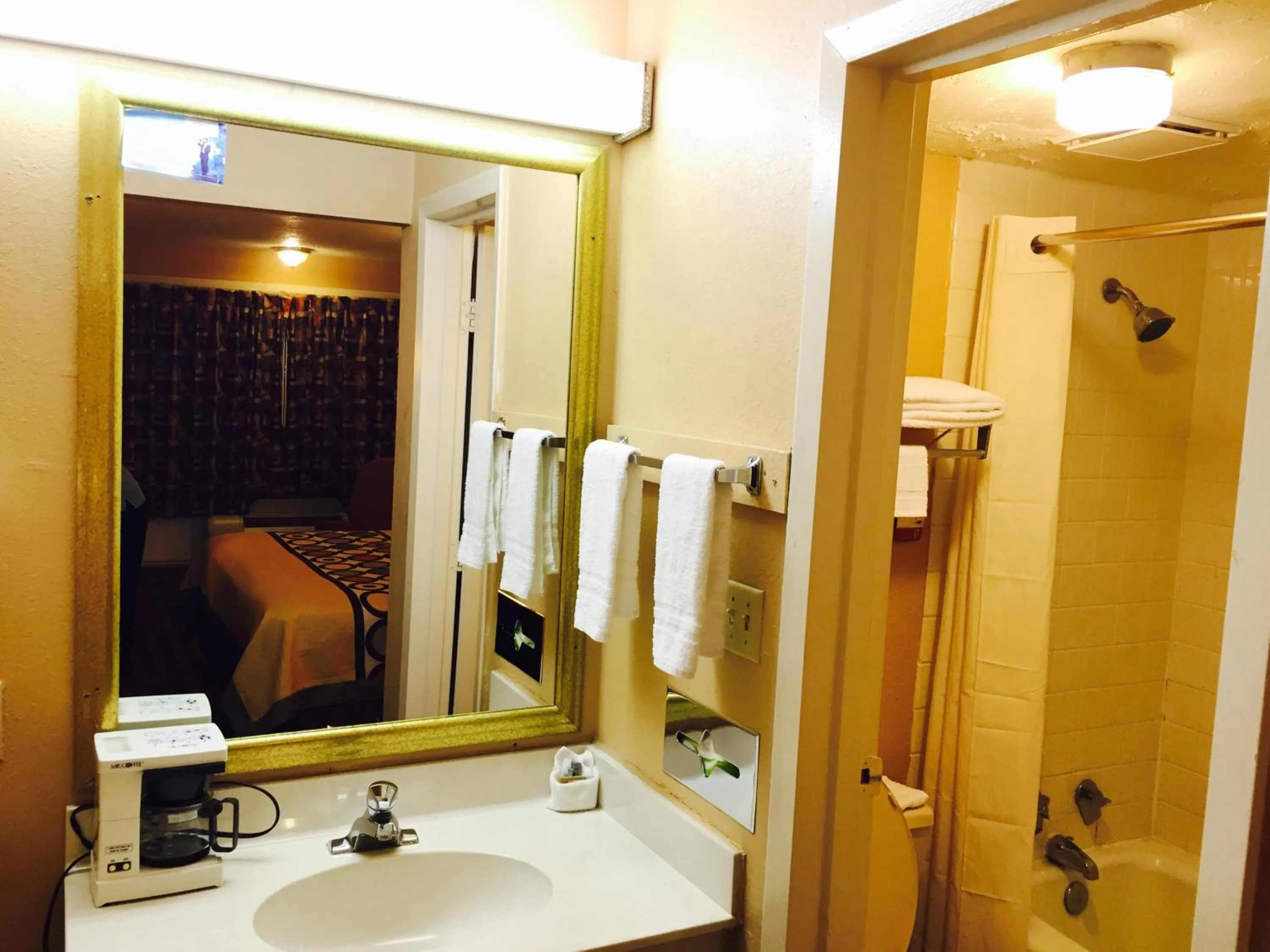 Area and facilities, Bathroom in Super 8 by Wyndham Longview/I-20