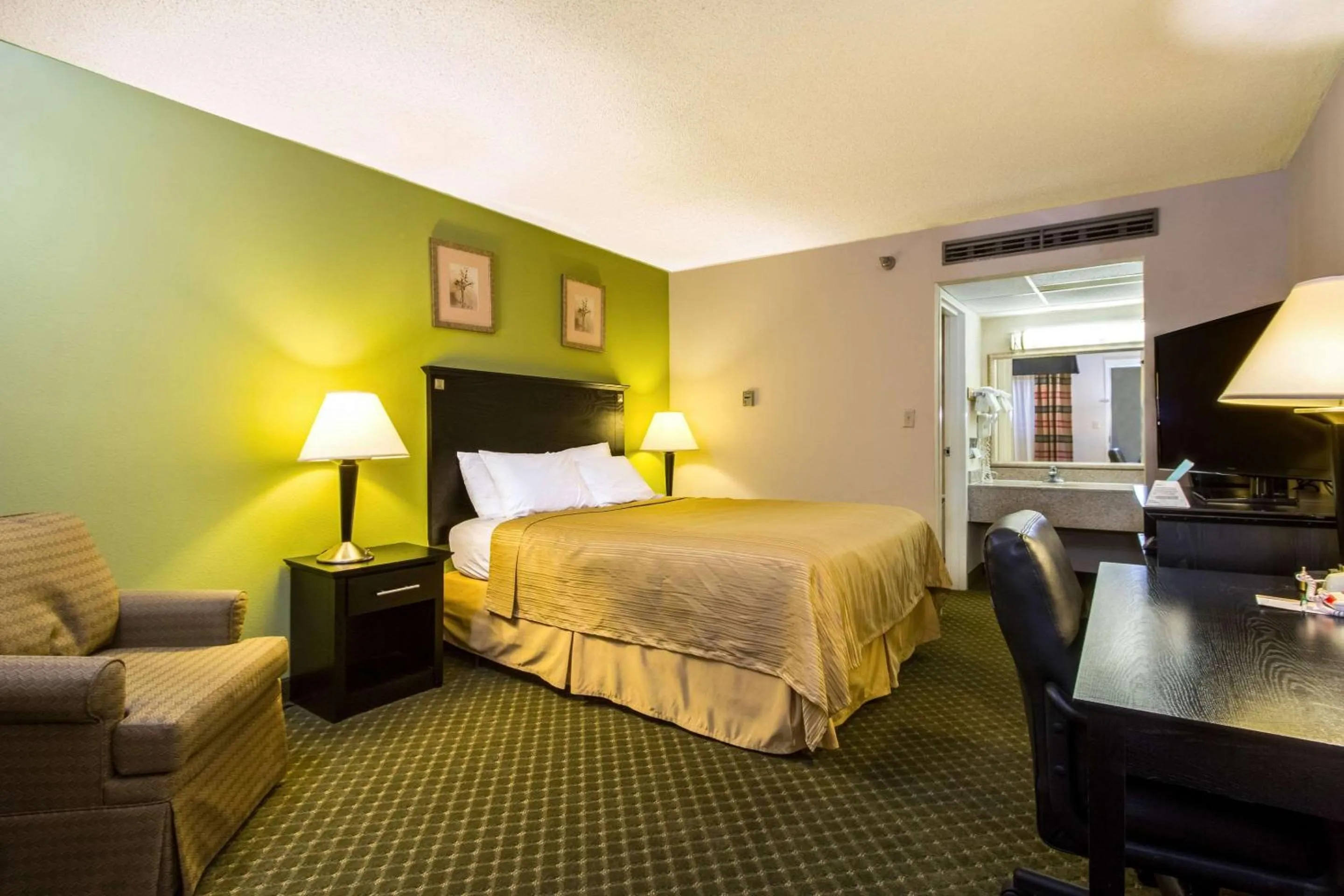 Photo of the whole room, Bed in Quality Inn & Suites Moline - Quad Cities