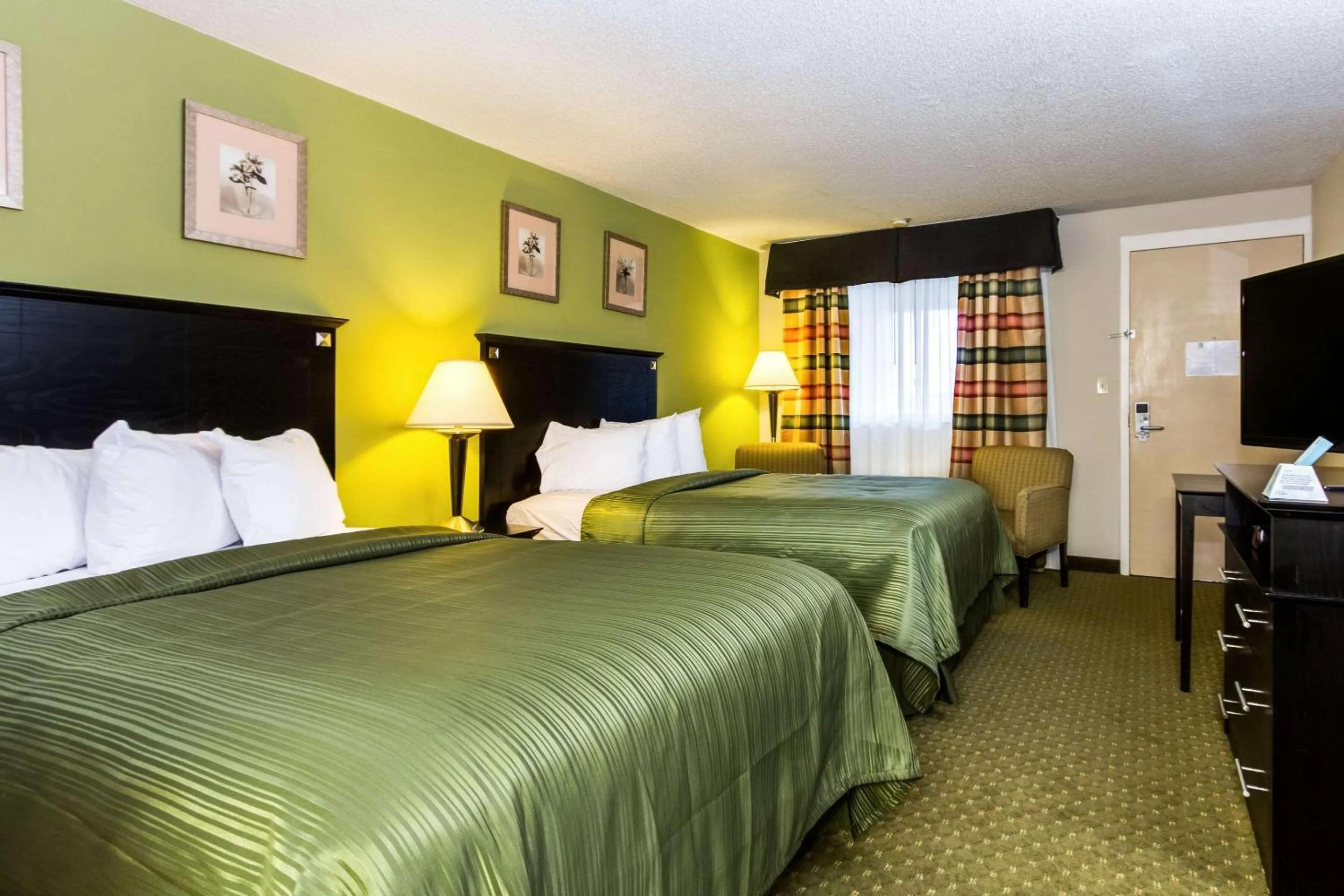 Photo of the whole room, Bed in Quality Inn & Suites Moline - Quad Cities