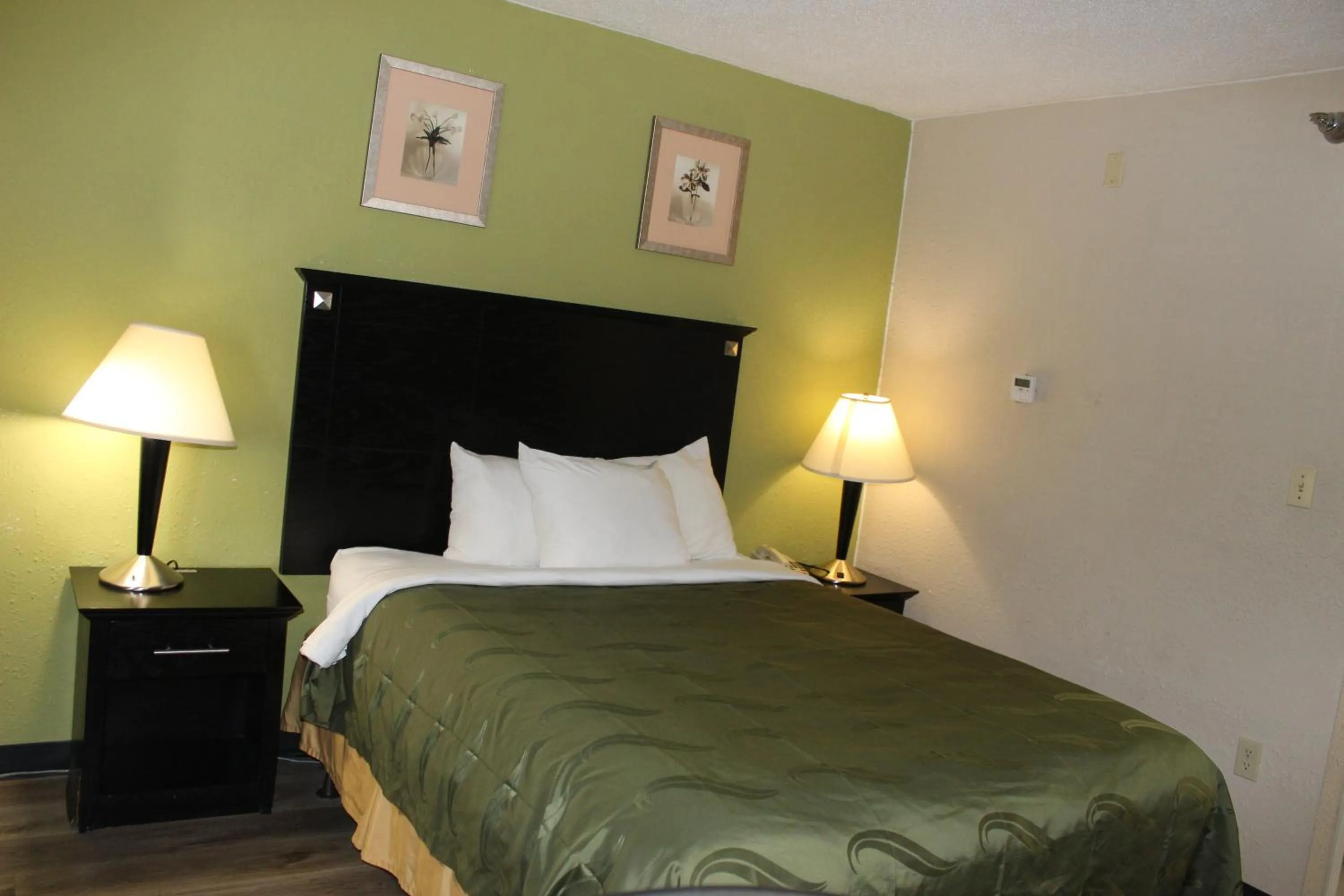 Bed in Quality Inn & Suites Moline - Quad Cities