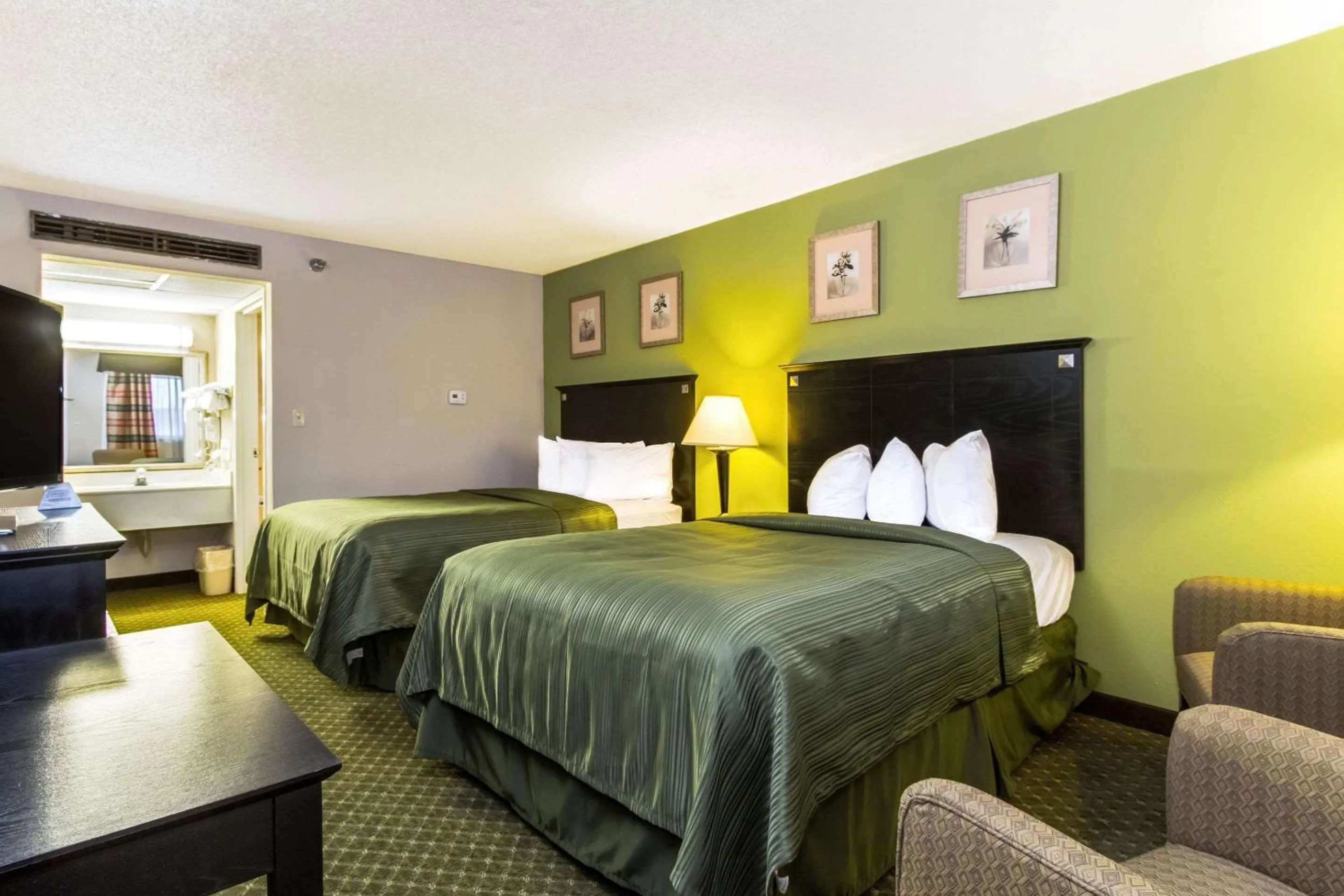 Photo of the whole room, Bed in Quality Inn & Suites Moline - Quad Cities