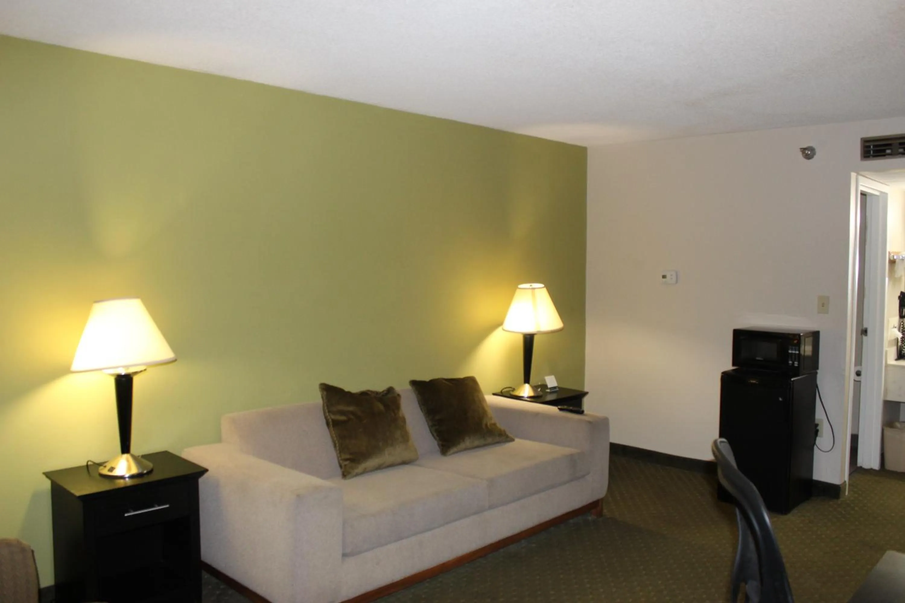 Living room, Bed in Quality Inn & Suites Moline - Quad Cities