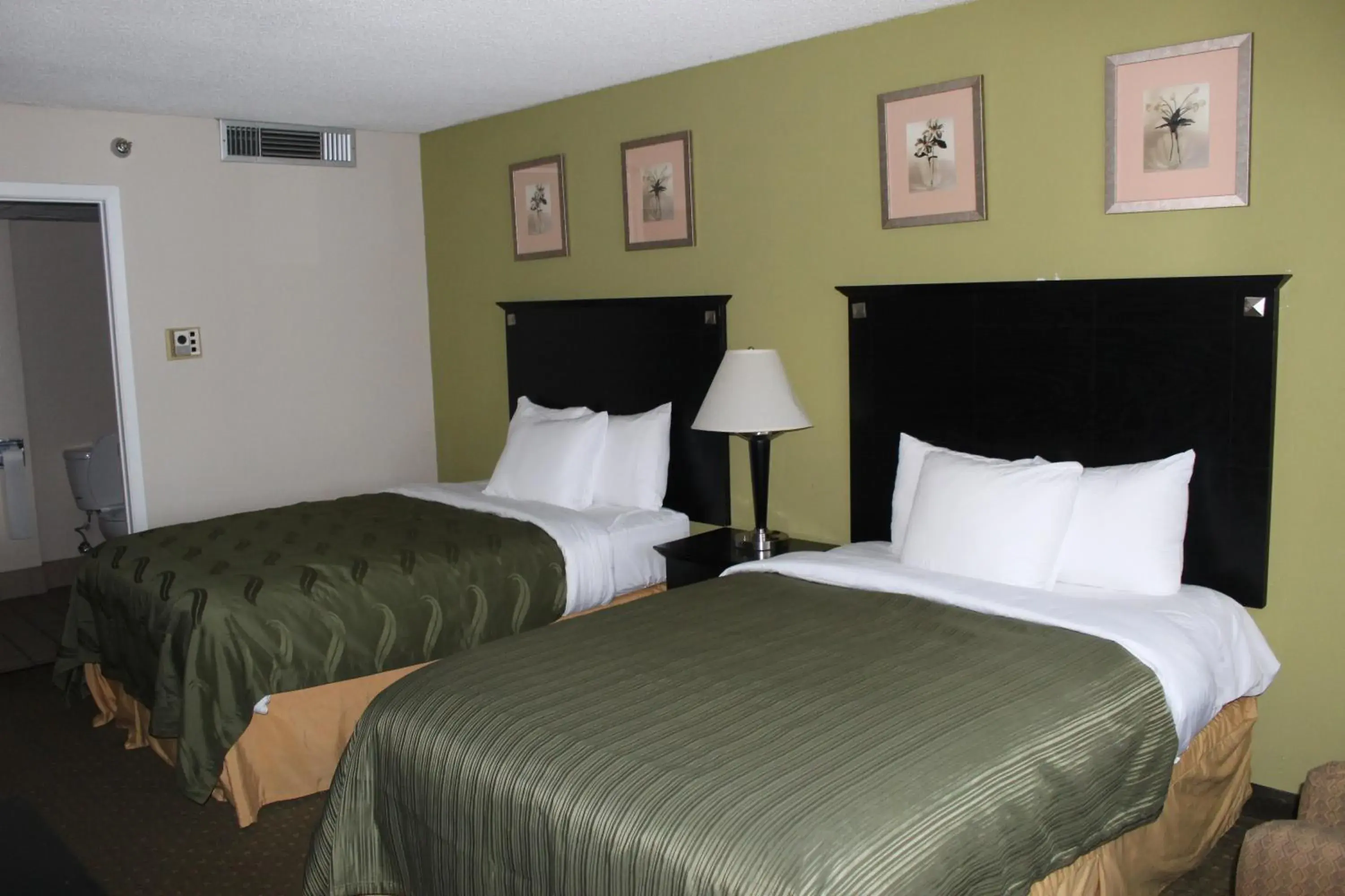 Double Room with Two Double Beds - Accessible/Non-Smoking in Quality Inn & Suites Moline - Quad Cities Double Room with Two Double Beds - Accessible/Non-Smoking in Quality Inn & Suites Moline - Quad Cities
