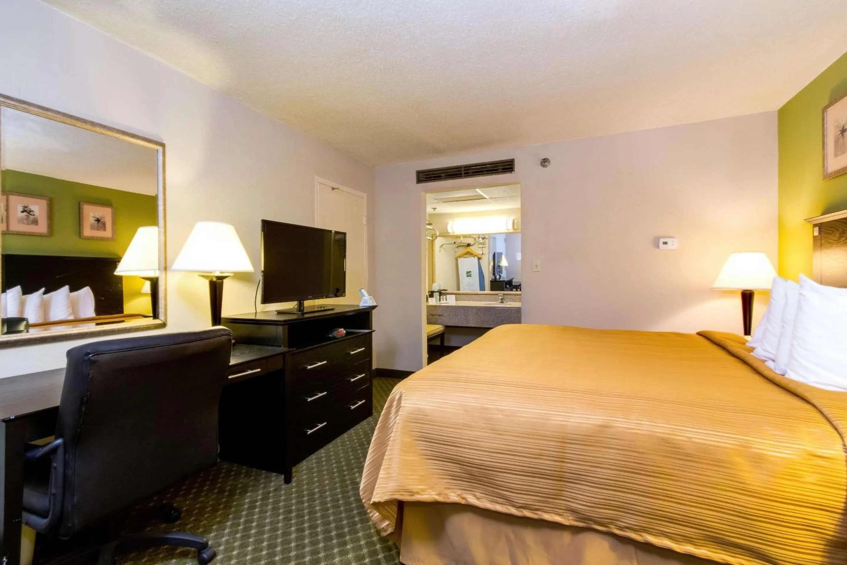 Photo of the whole room, Bed in Quality Inn & Suites Moline - Quad Cities