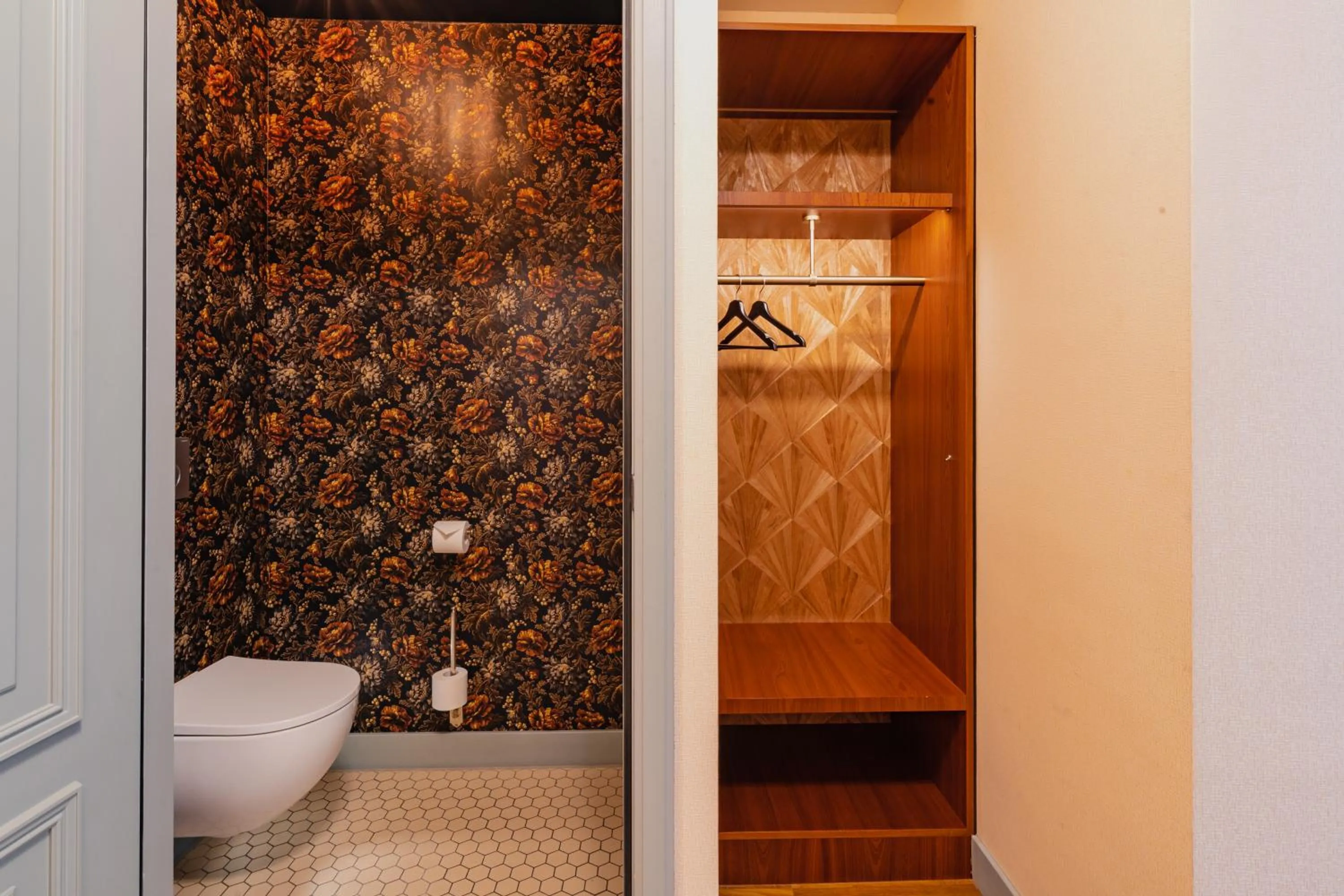 Toilet in Hotel Mercier