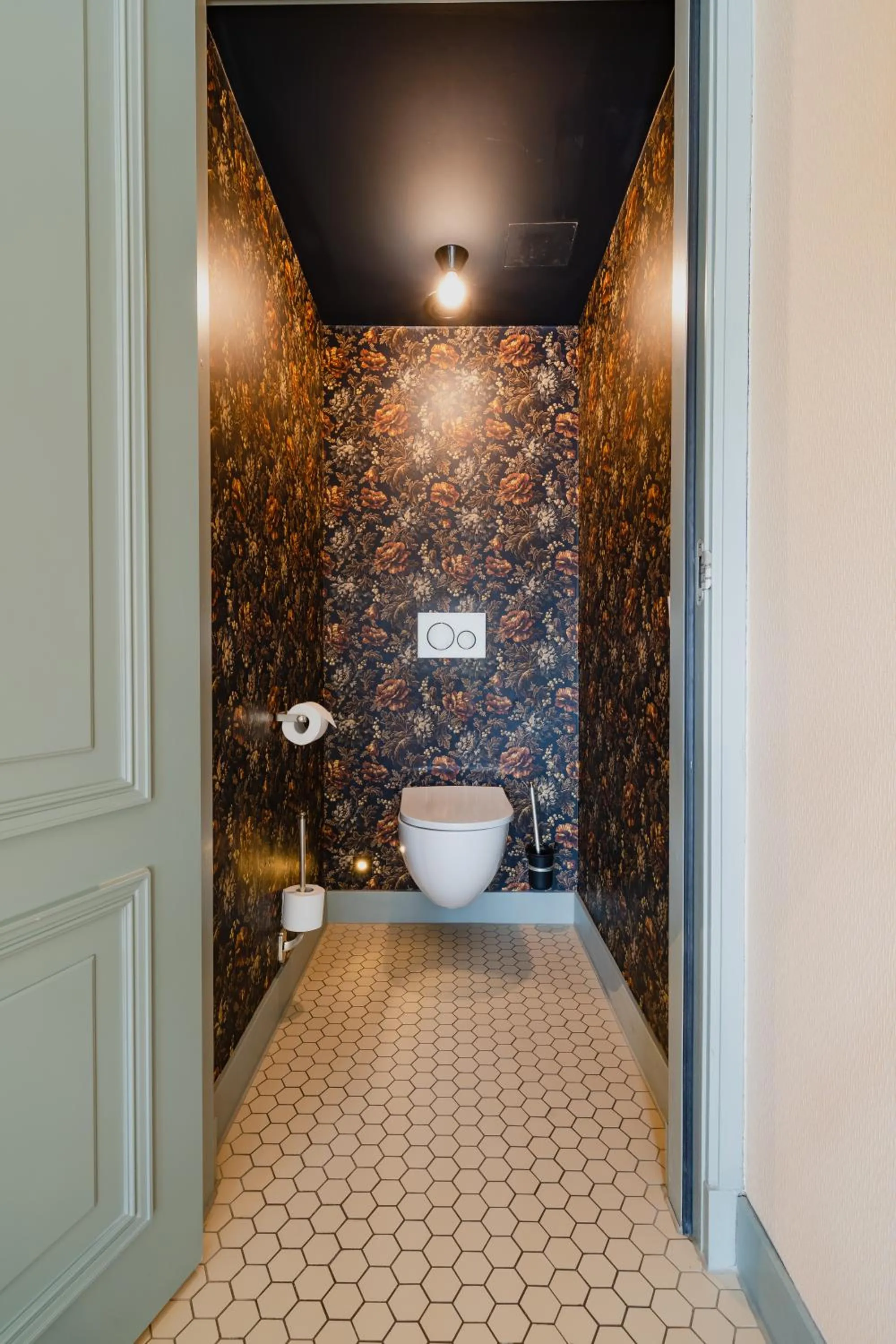 Toilet in Hotel Mercier