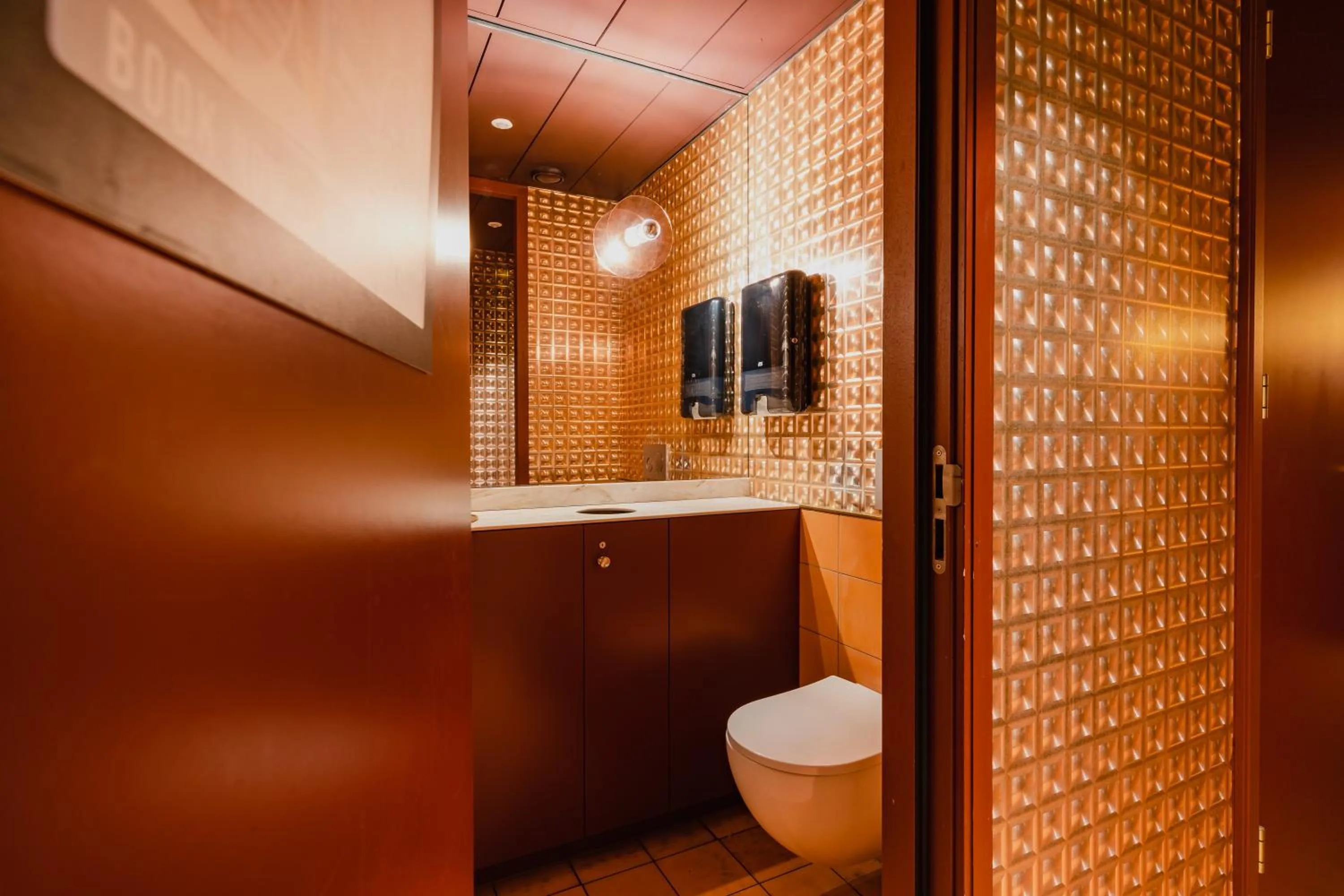 Toilet in Hotel Mercier