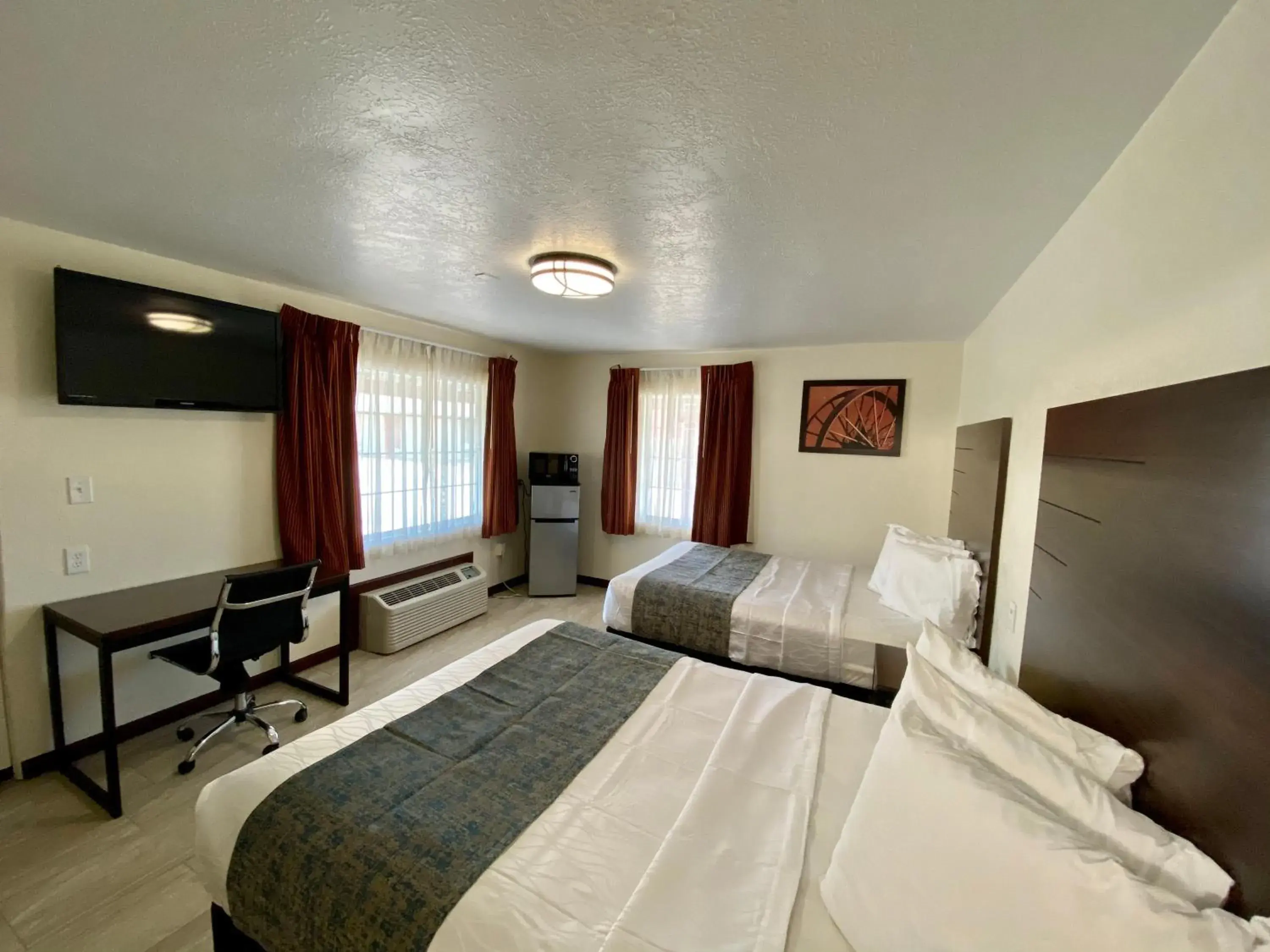 Queen Room with Two Queen Beds - Non-Smoking in Roswell Inn Queen Room with Two Queen Beds - Non-Smoking in Roswell Inn