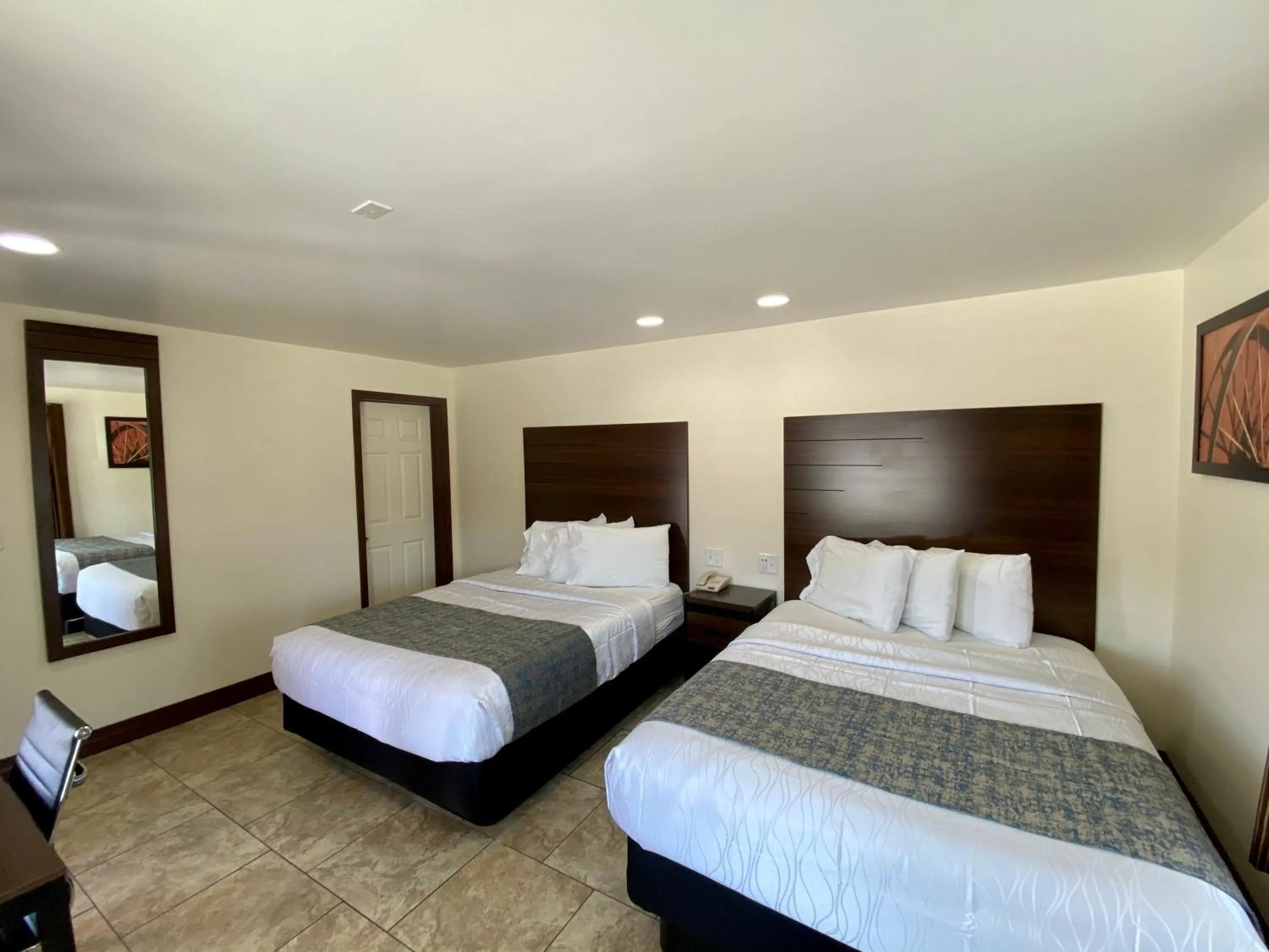 Bedroom, Bed in Roswell Inn