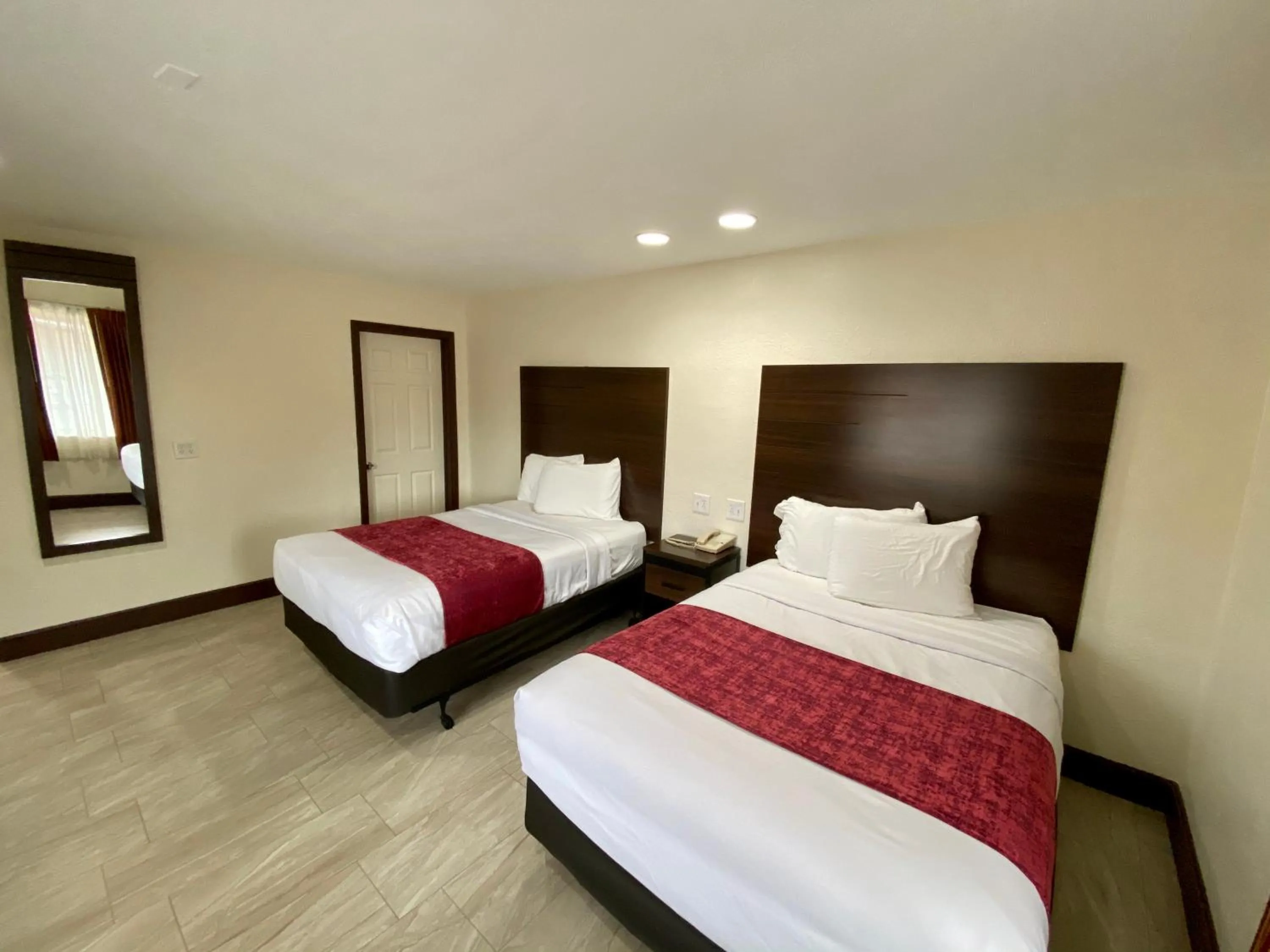 Photo of the whole room, Bed in Roswell Inn