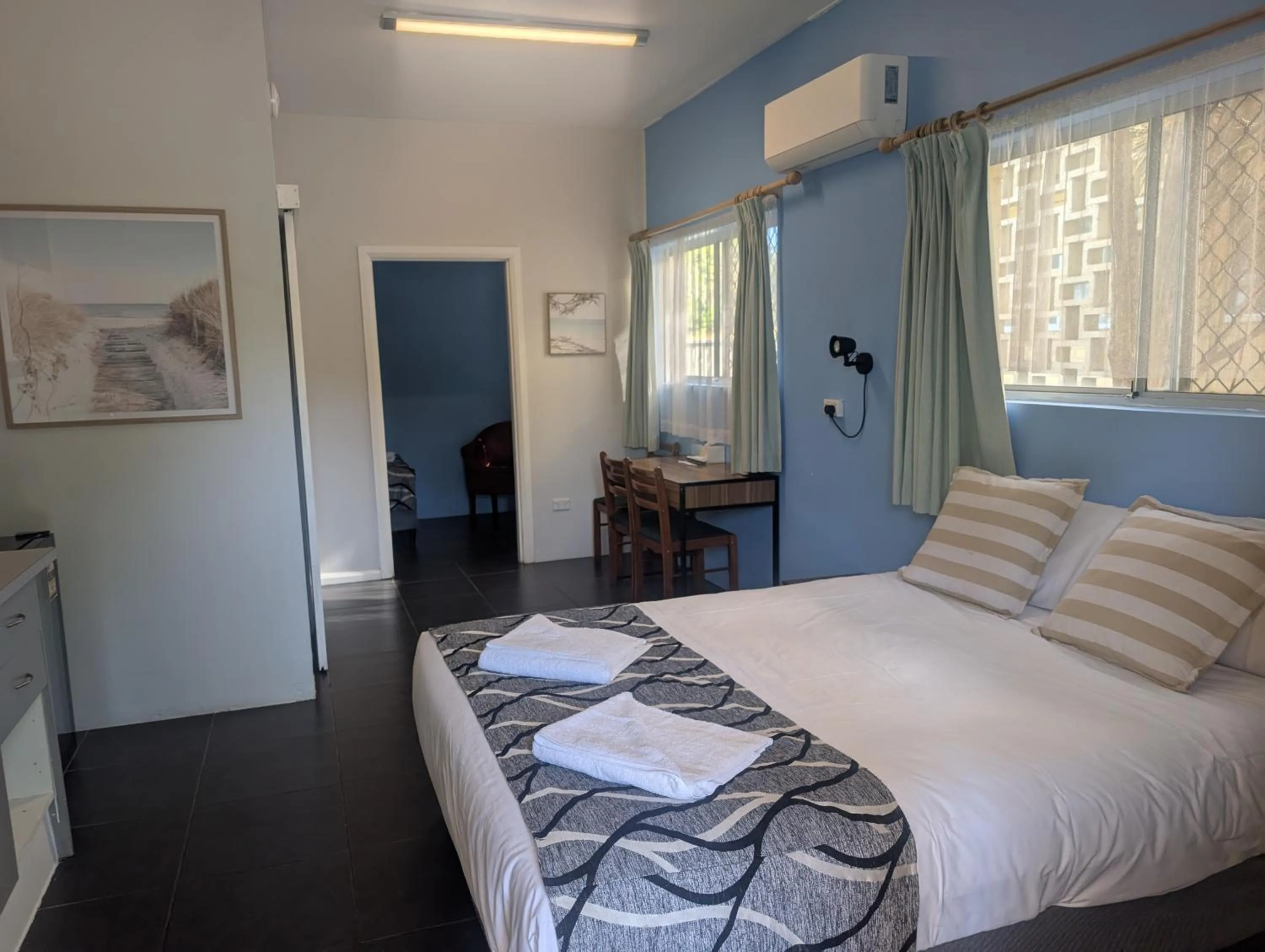 Bed in Park Drive Motel