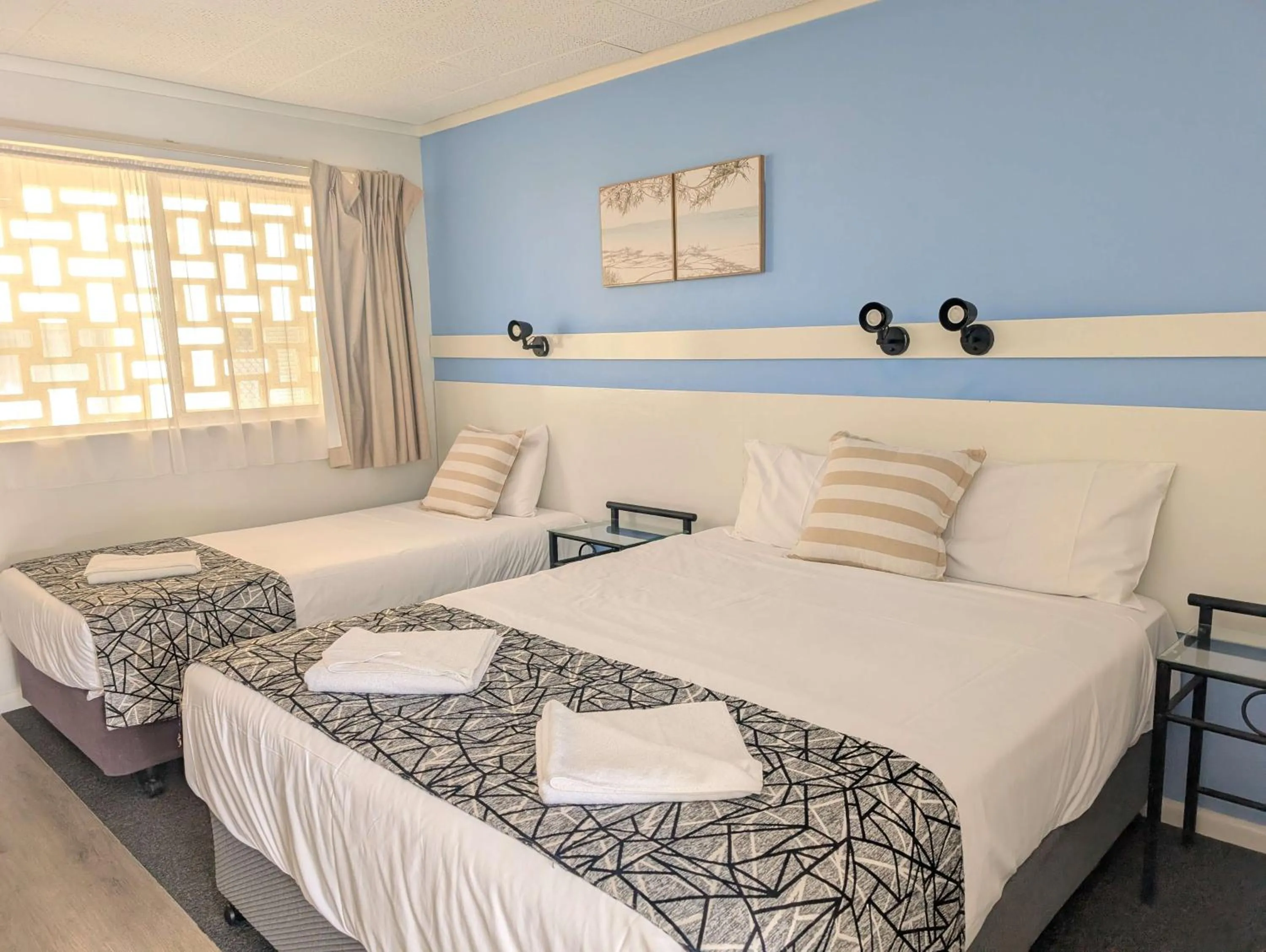 Bed in Park Drive Motel