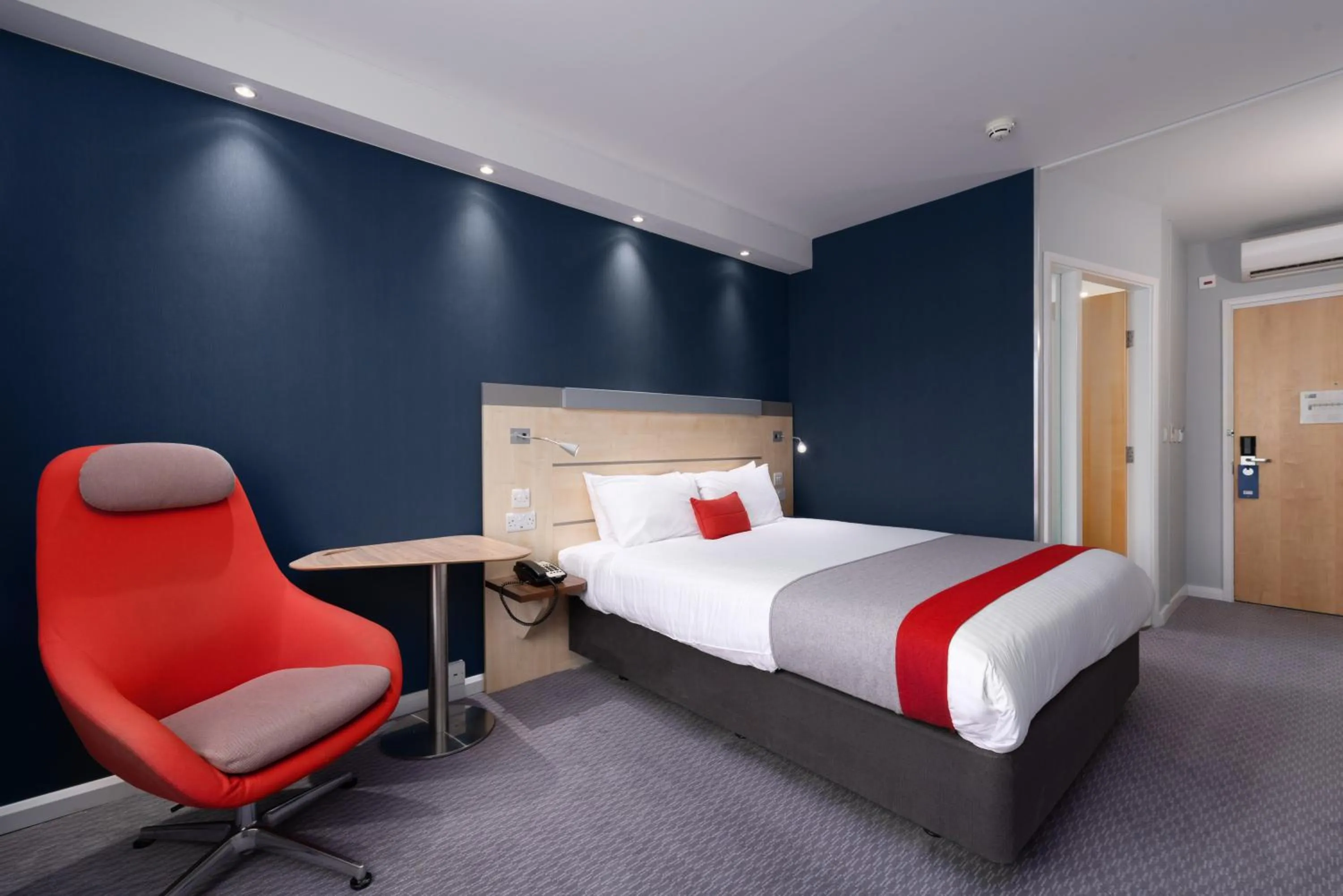 Photo of the whole room, Bed in Holiday Inn Express Burnley M65 Jct 10 by IHG