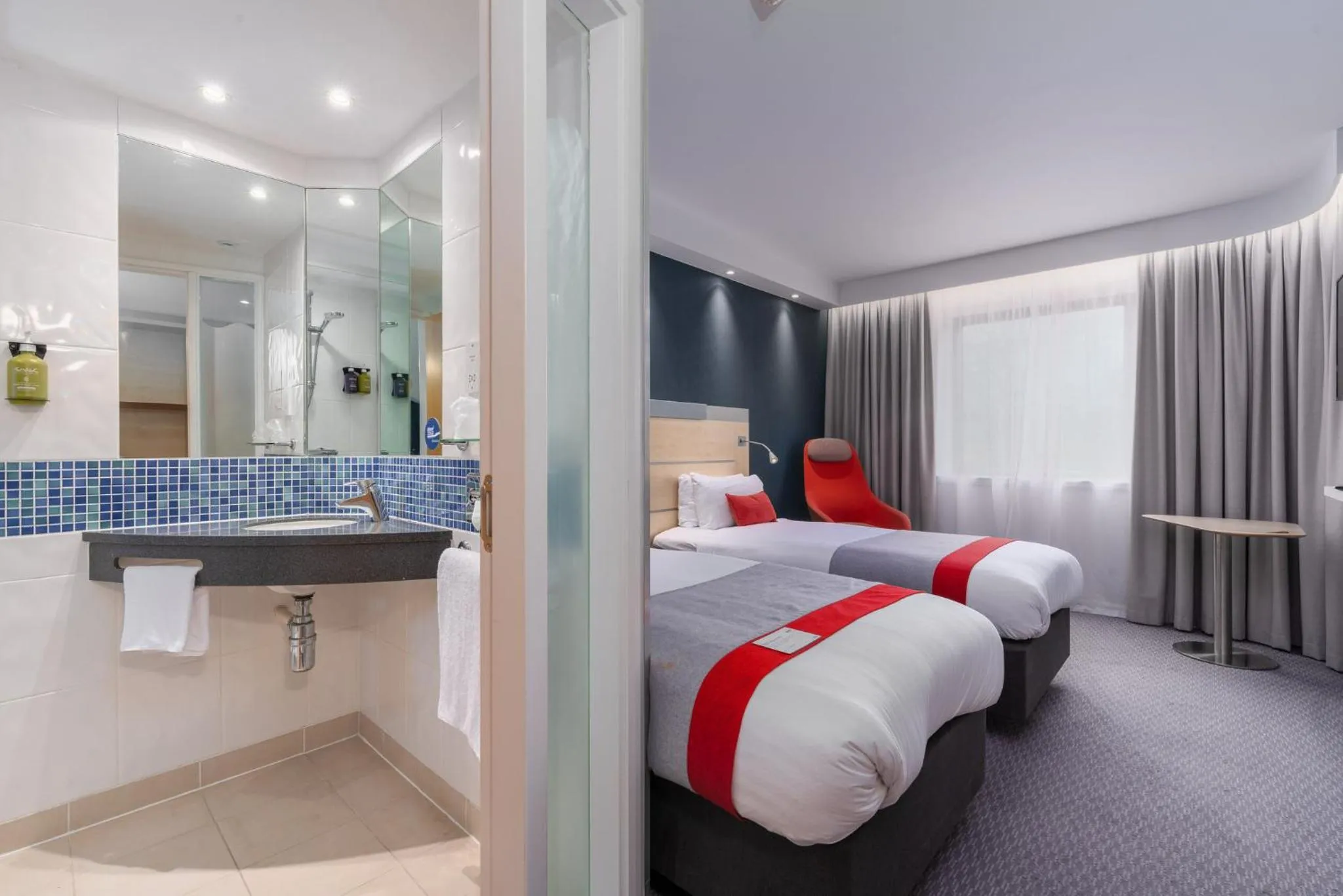 Photo of the whole room, Bed in Holiday Inn Express Burnley M65 Jct 10 by IHG