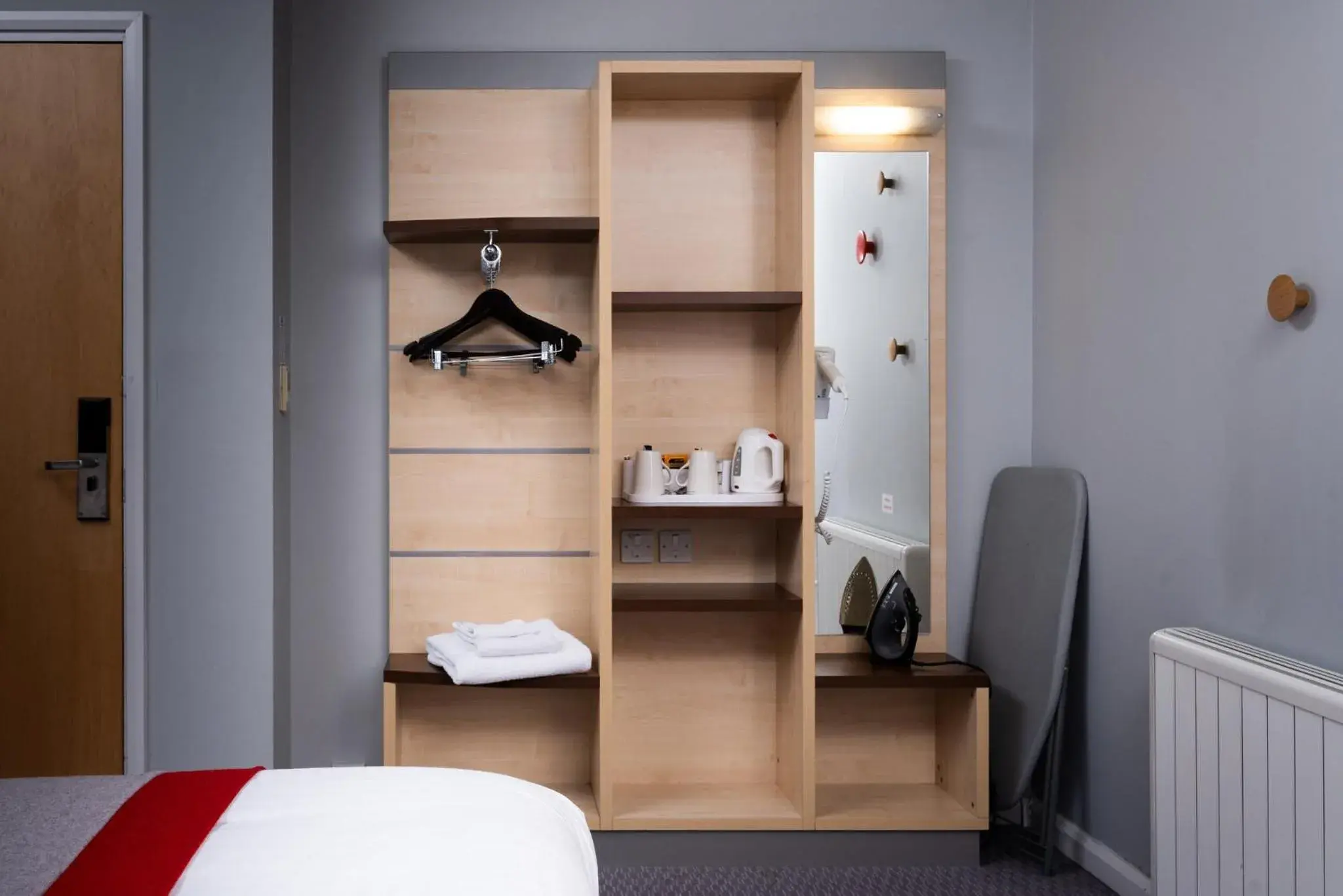 Photo of the whole room, Bed in Holiday Inn Express Burnley M65 Jct 10 by IHG Photo of the whole room, Bed in Holiday Inn Express Burnley M65 Jct 10 by IHG