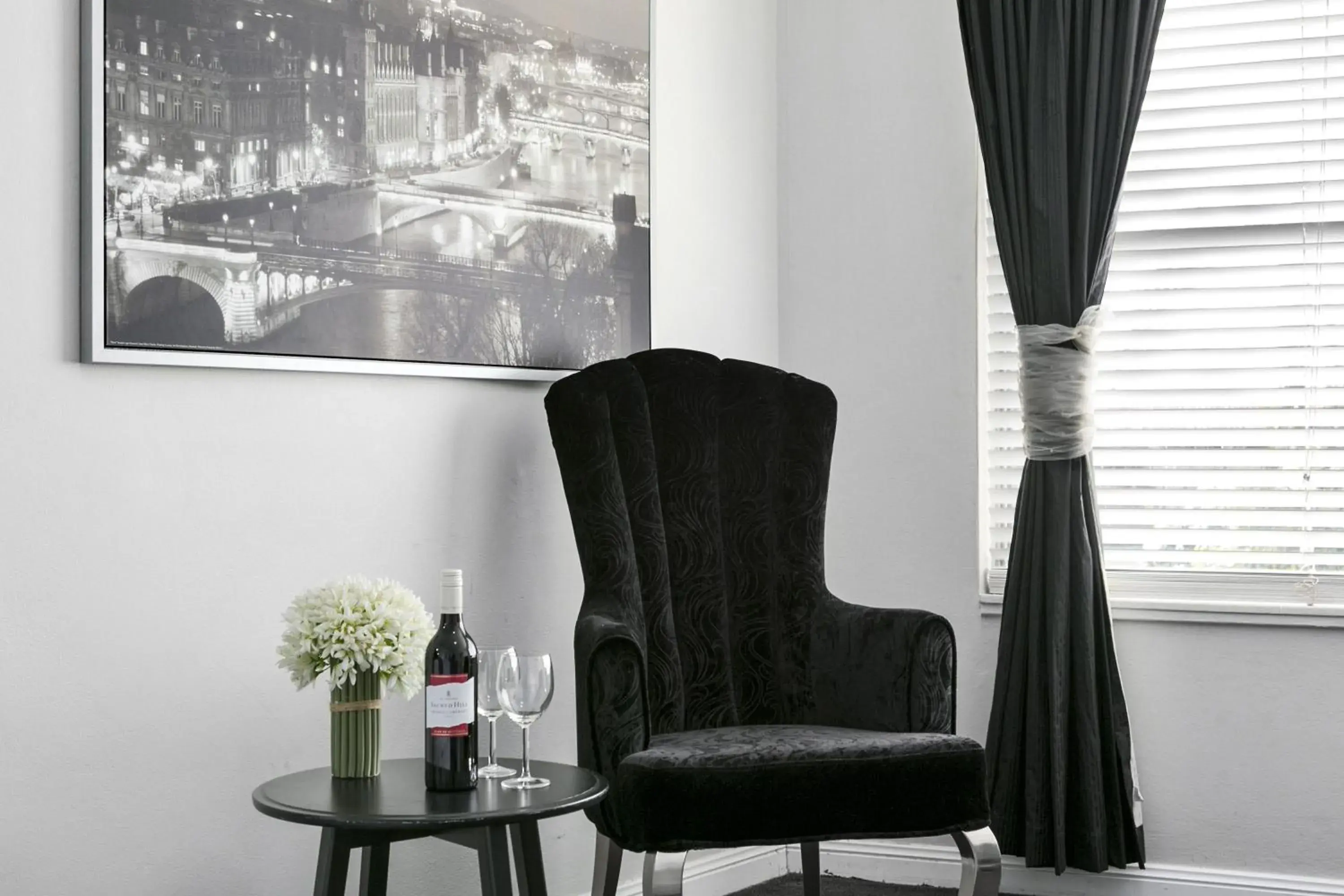 Seating area in Airport Hotel Sydney Seating area in Airport Hotel Sydney