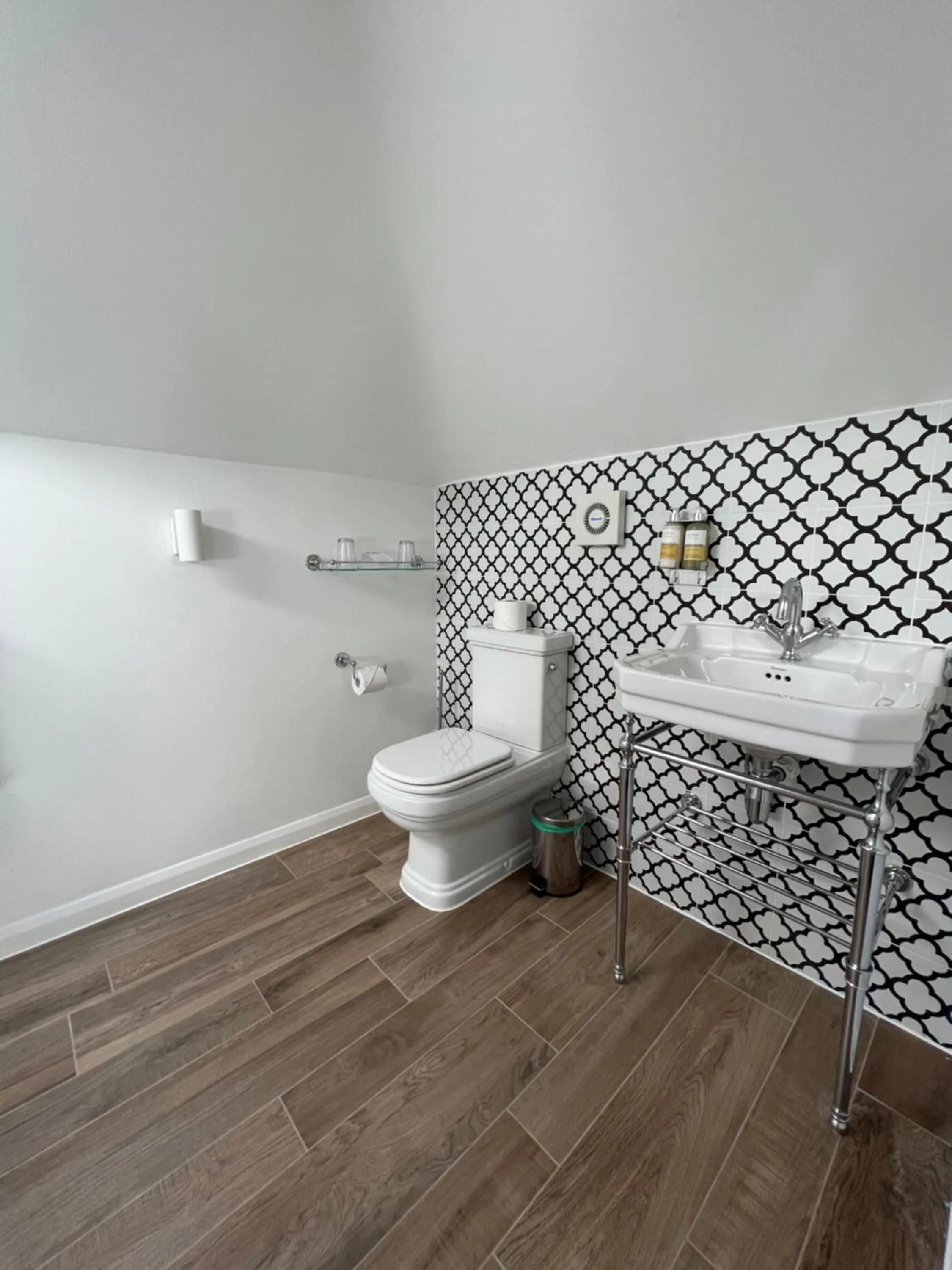 Bathroom in Cottage Lodge Hotel