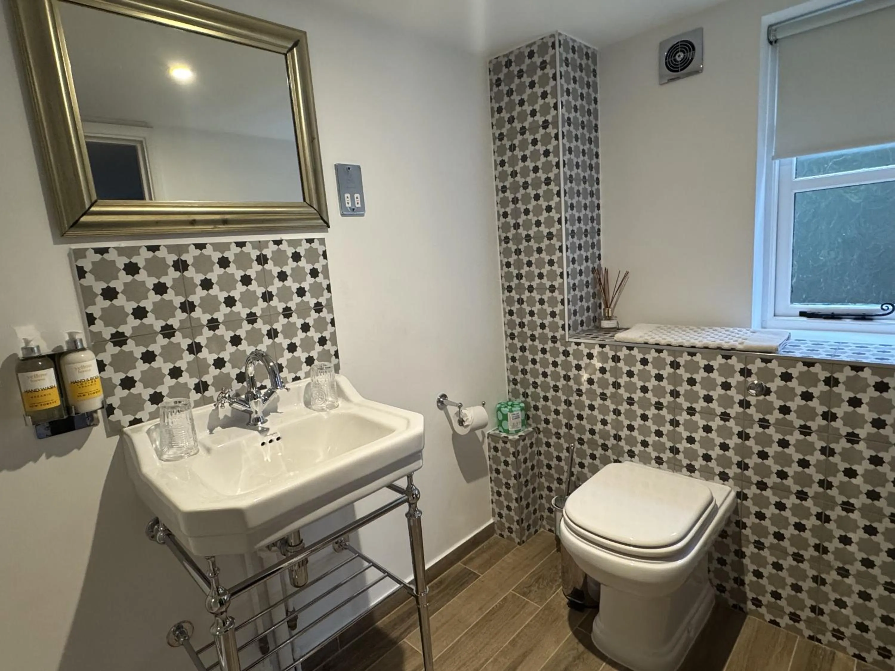 Bathroom in Cottage Lodge Hotel