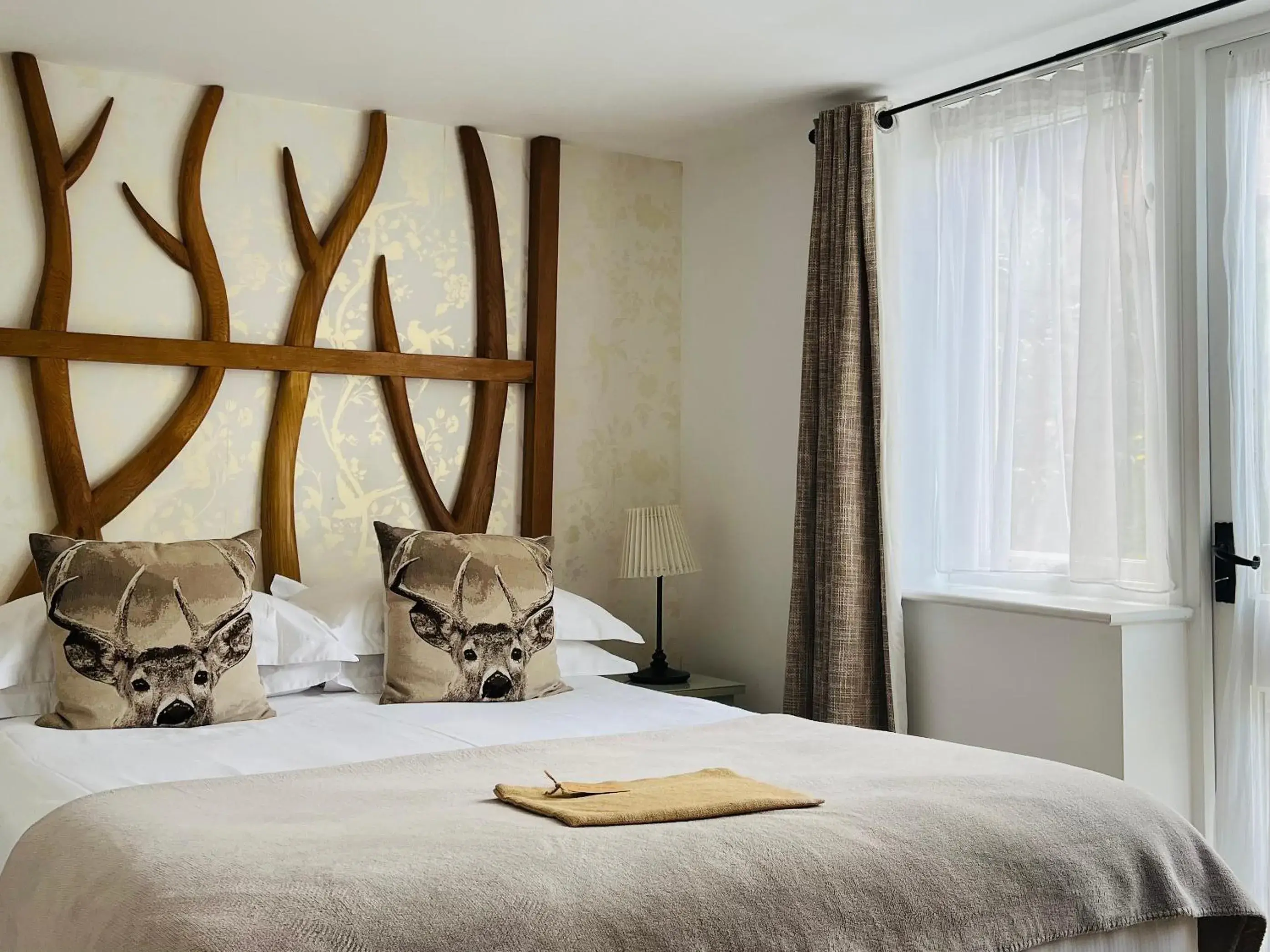 Bedroom, Bed in Cottage Lodge Hotel Bedroom, Bed in Cottage Lodge Hotel